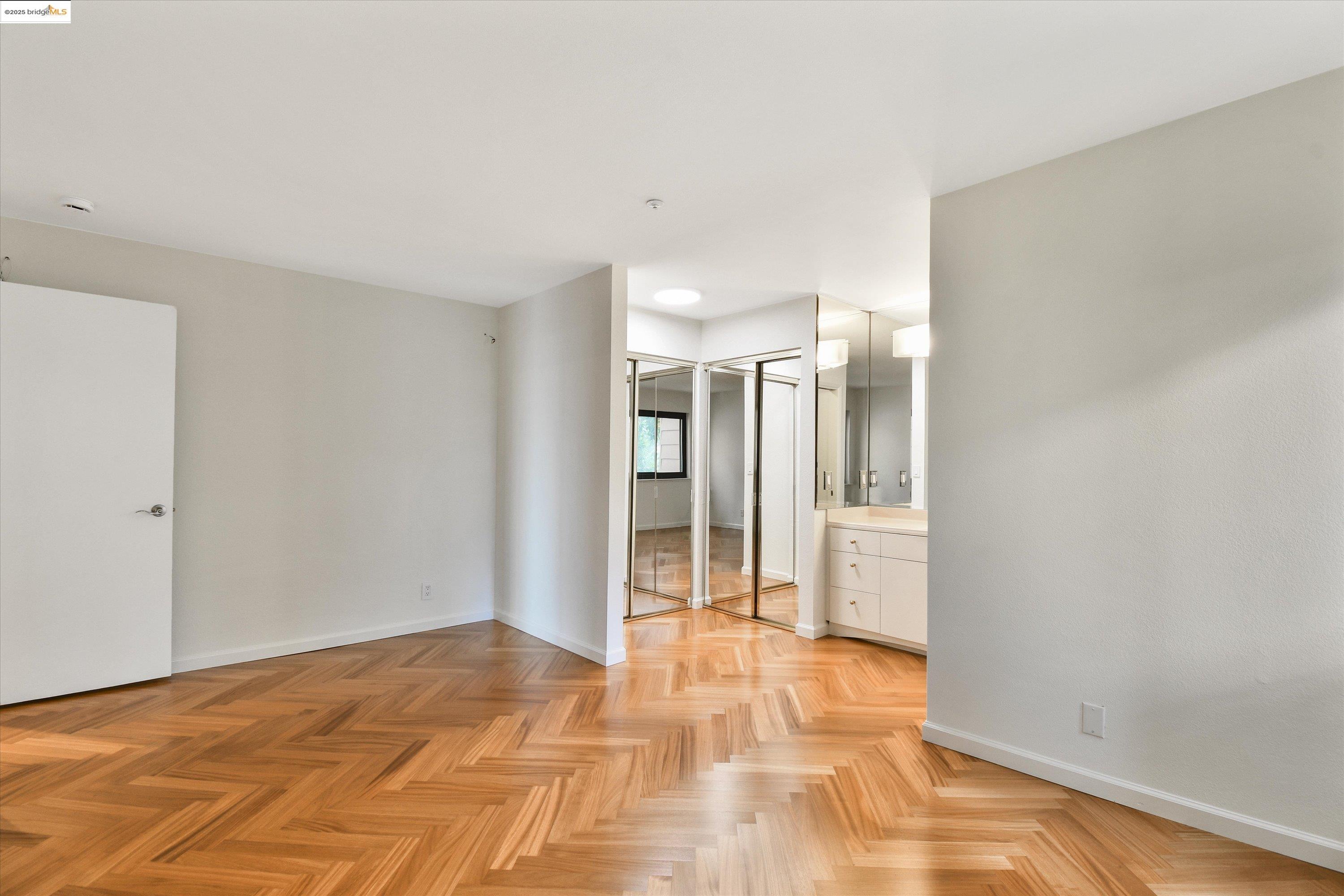 Detail Gallery Image 9 of 42 For 805 Red Leaf Court #805,  San Francisco,  CA 94134 - 3 Beds | 2 Baths