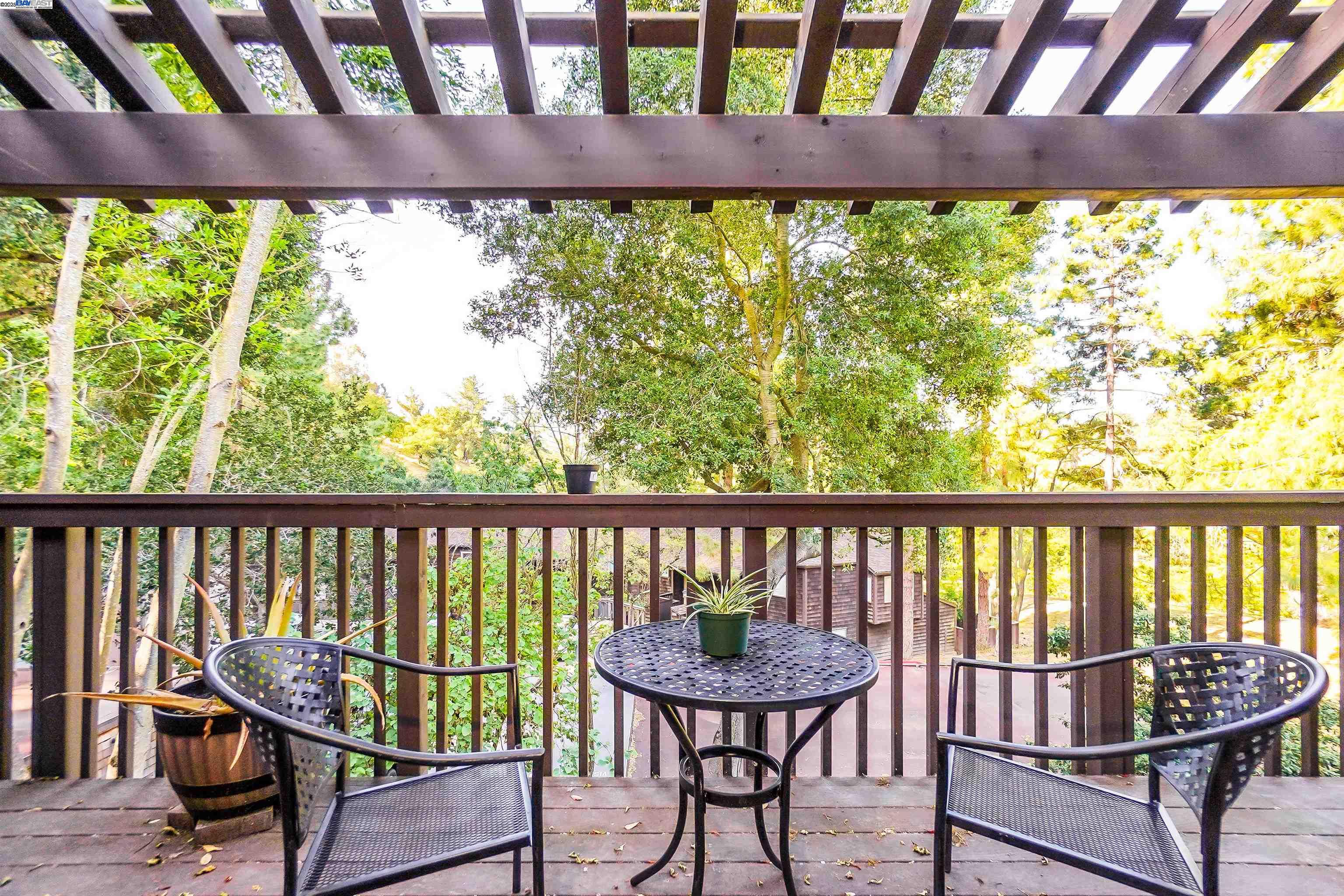 Detail Gallery Image 12 of 45 For 5326 Briar Ridge, Castro Valley,  CA 94552 - 3 Beds | 3 Baths