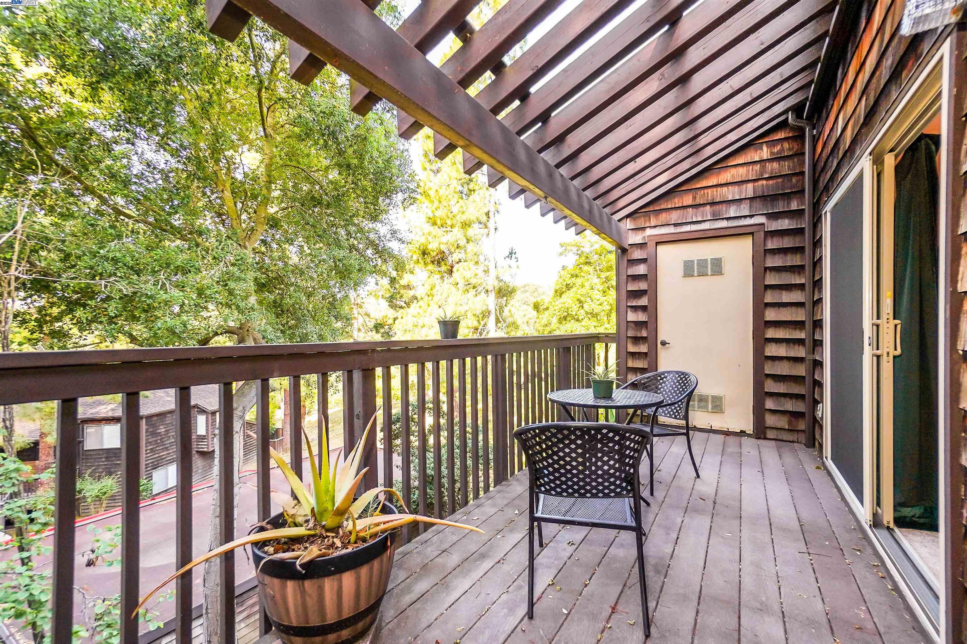 Detail Gallery Image 13 of 45 For 5326 Briar Ridge, Castro Valley,  CA 94552 - 3 Beds | 3 Baths
