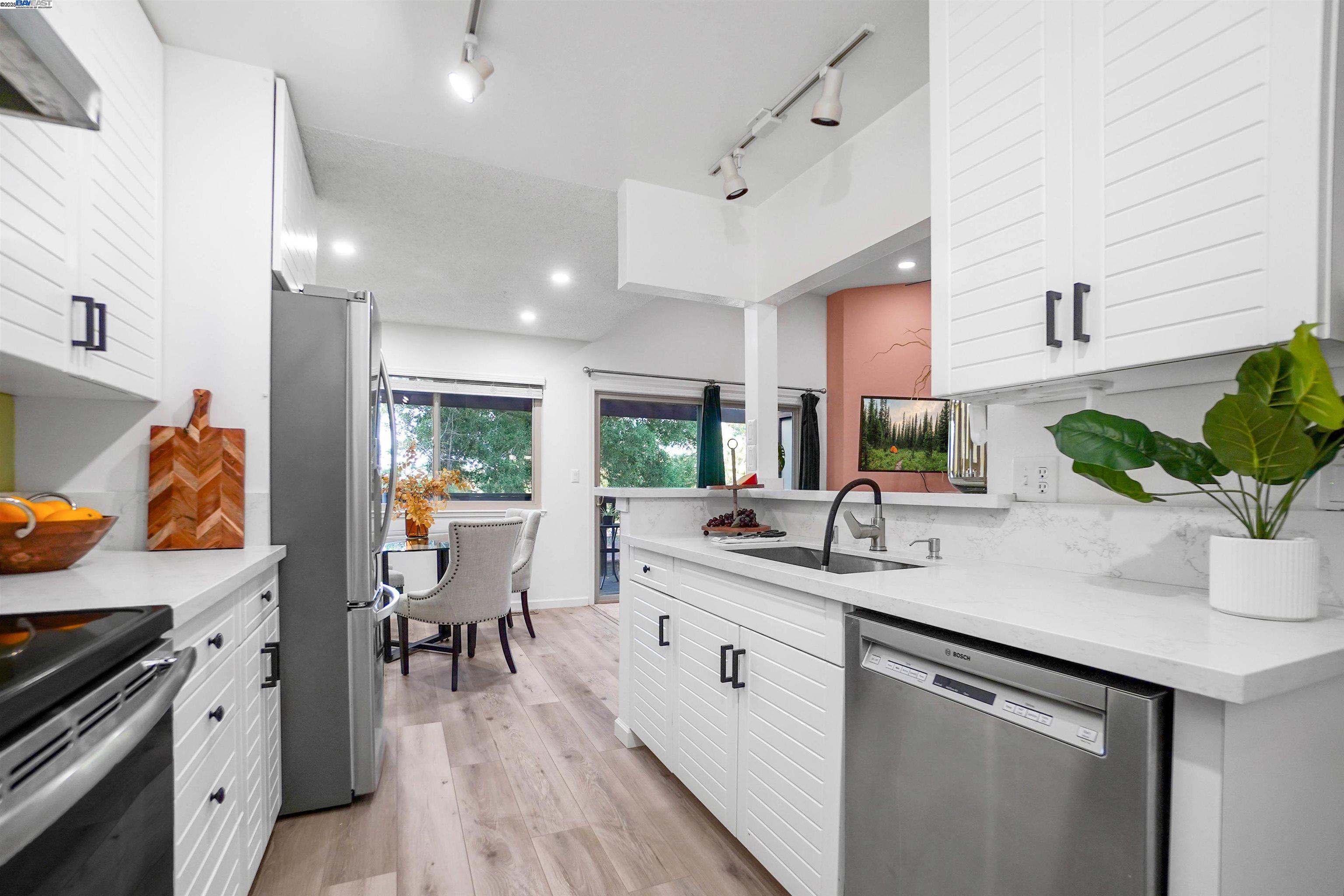 Detail Gallery Image 9 of 45 For 5326 Briar Ridge, Castro Valley,  CA 94552 - 3 Beds | 3 Baths
