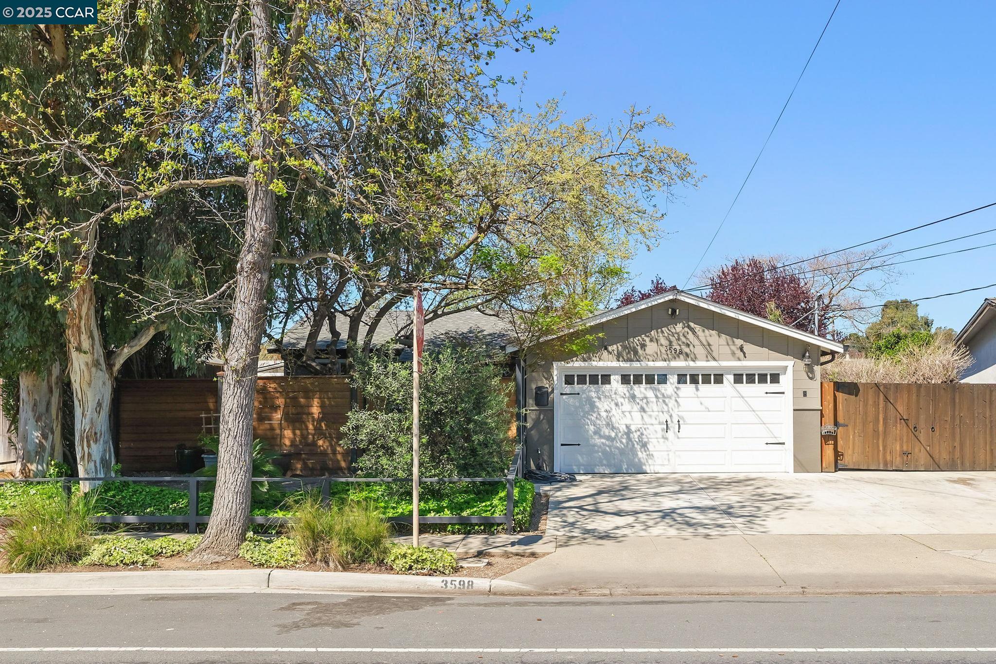 Detail Gallery Image 1 of 1 For 3598 Hillsborough Dr, Concord,  CA 94520 - 3 Beds | 1/1 Baths