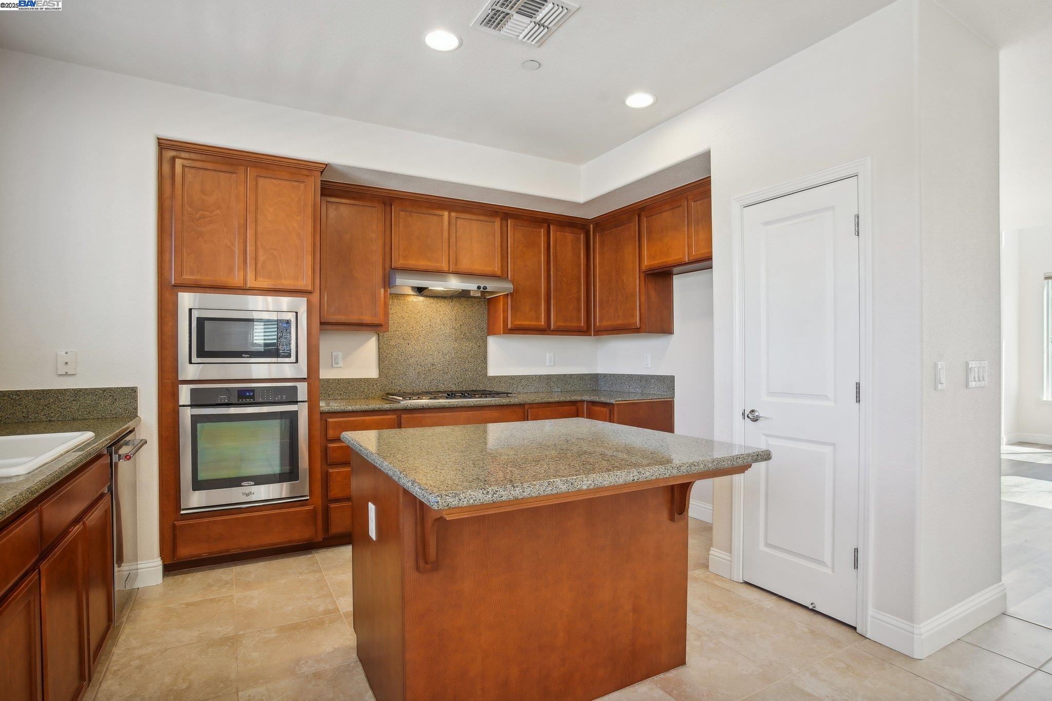 Detail Gallery Image 13 of 56 For 2636 Wisteria Way, Concord,  CA 94519 - 3 Beds | 3/1 Baths