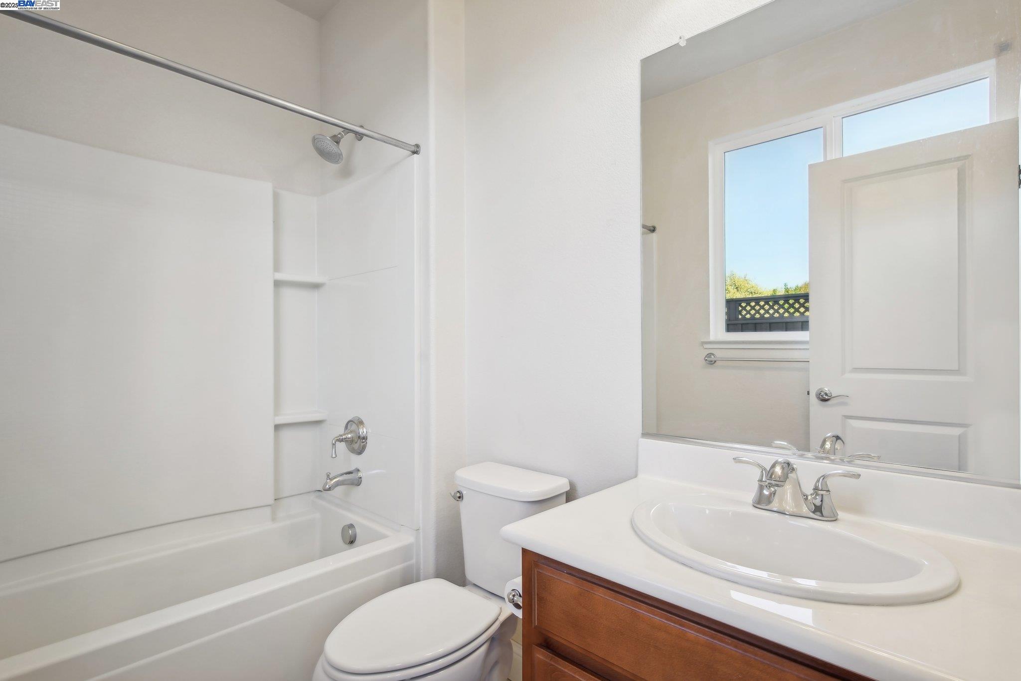 Detail Gallery Image 15 of 56 For 2636 Wisteria Way, Concord,  CA 94519 - 3 Beds | 3/1 Baths