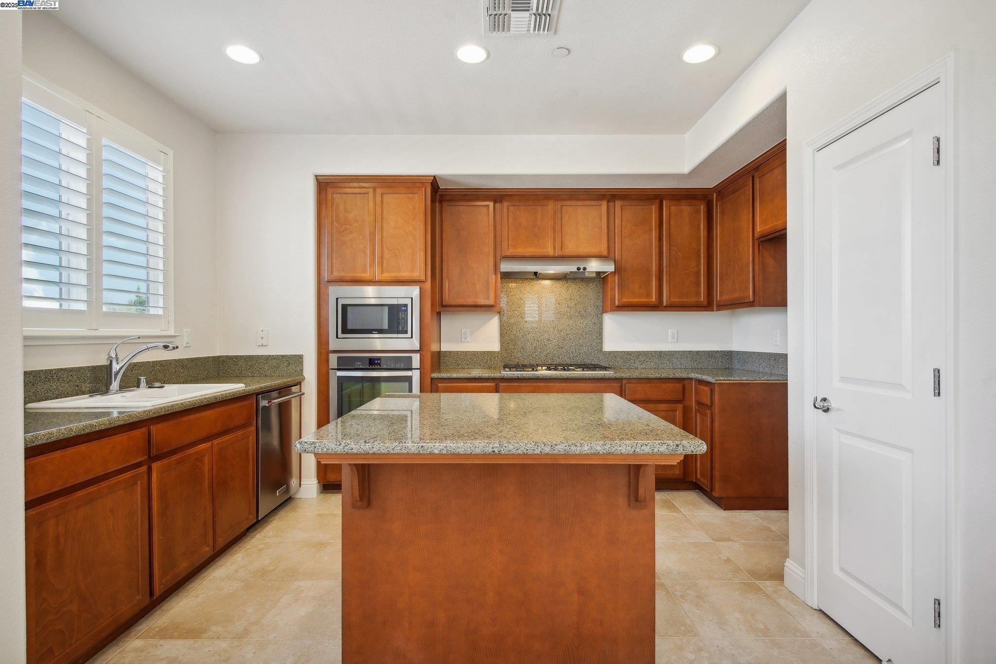 Detail Gallery Image 10 of 56 For 2636 Wisteria Way, Concord,  CA 94519 - 3 Beds | 3/1 Baths
