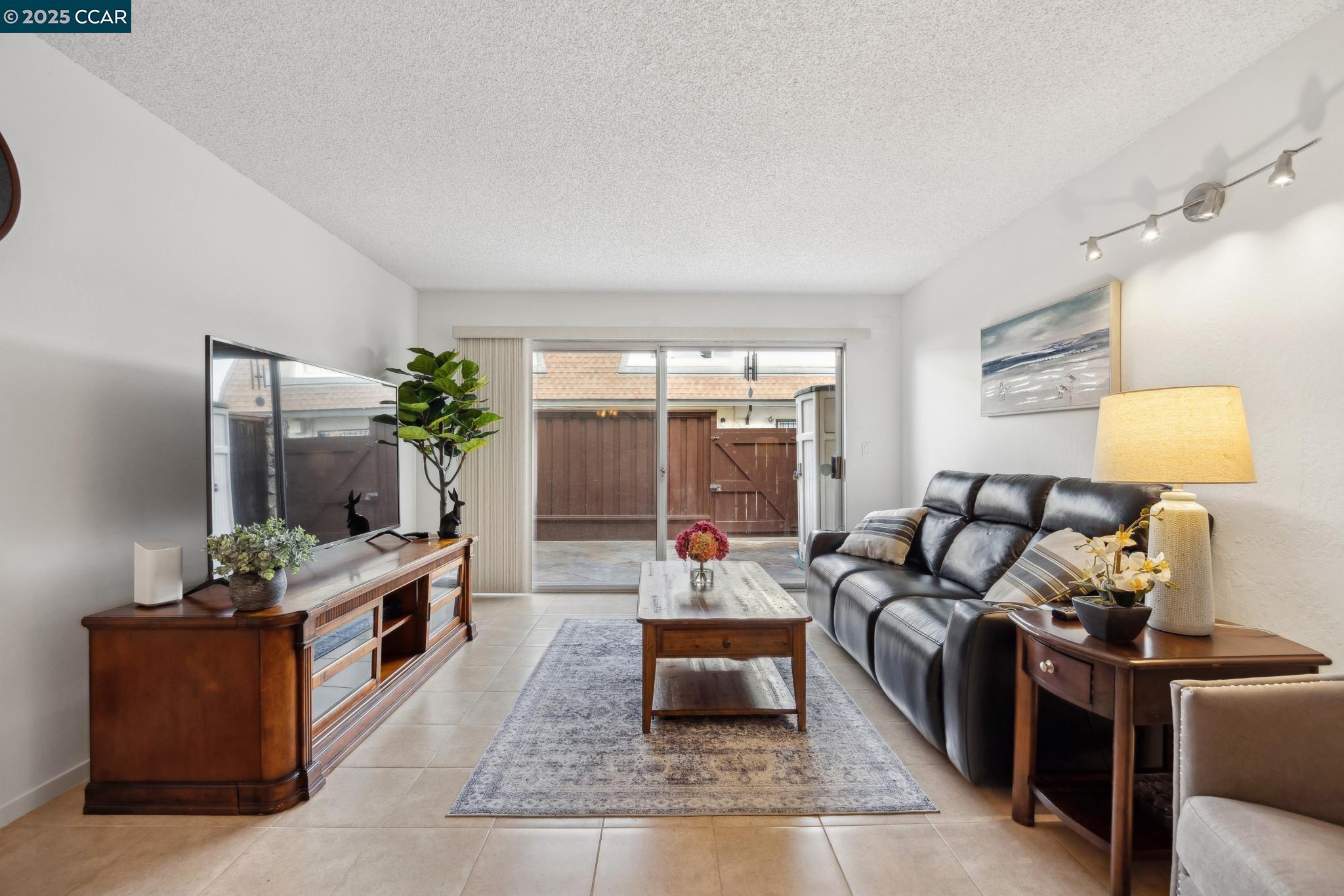 Detail Gallery Image 5 of 26 For 14295 Doolittle Dr, San Leandro,  CA 94577 - 2 Beds | 1/1 Baths