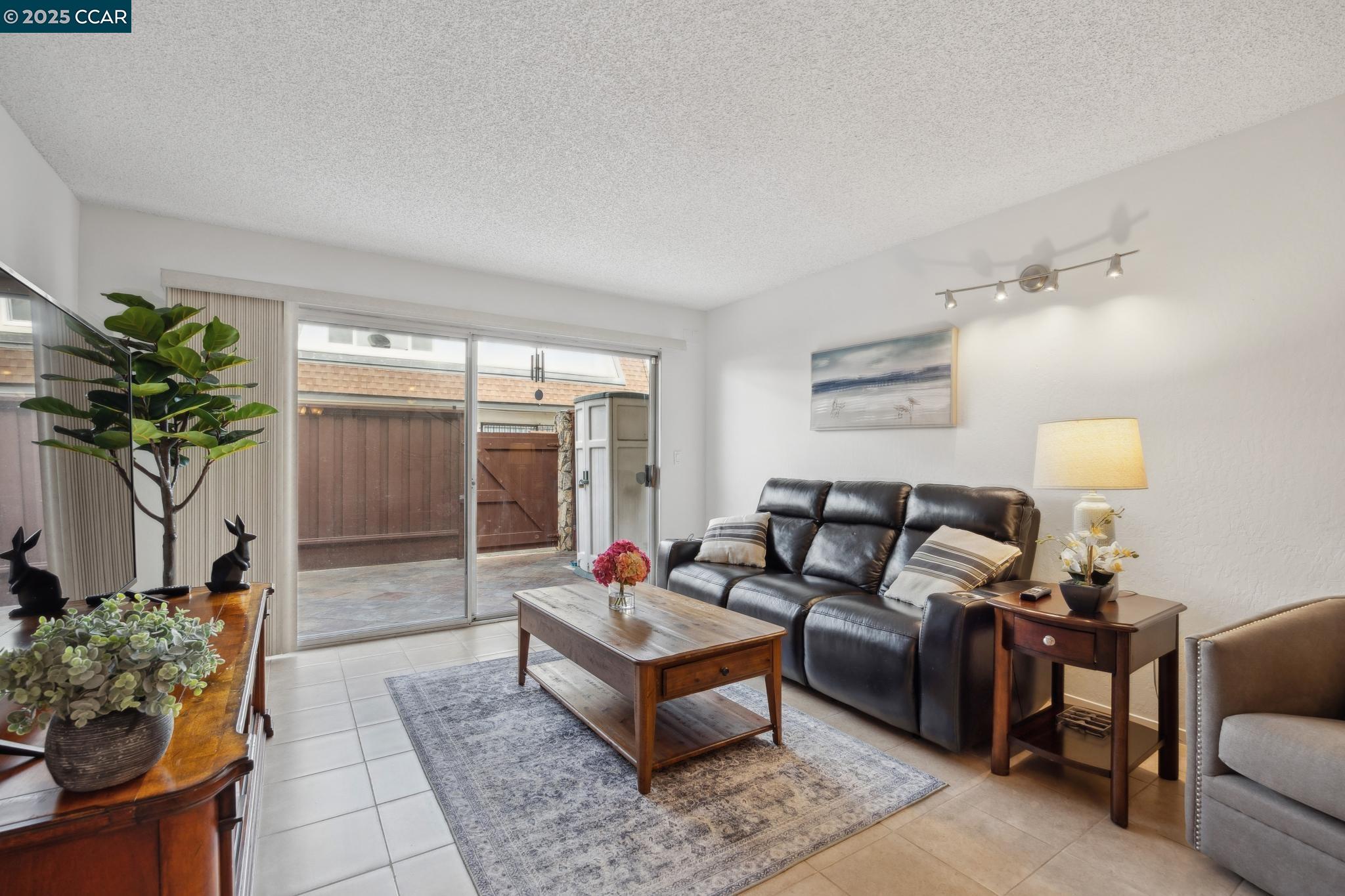 Detail Gallery Image 6 of 26 For 14295 Doolittle Dr, San Leandro,  CA 94577 - 2 Beds | 1/1 Baths