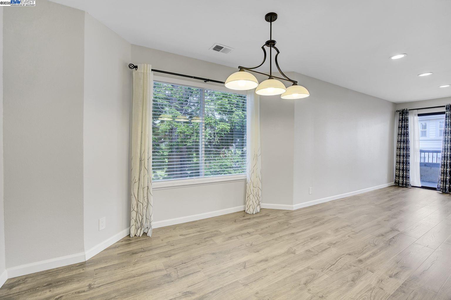 Detail Gallery Image 14 of 38 For 26953 Hayward Blvd #301,  Hayward,  CA 94542 - 2 Beds | 2 Baths