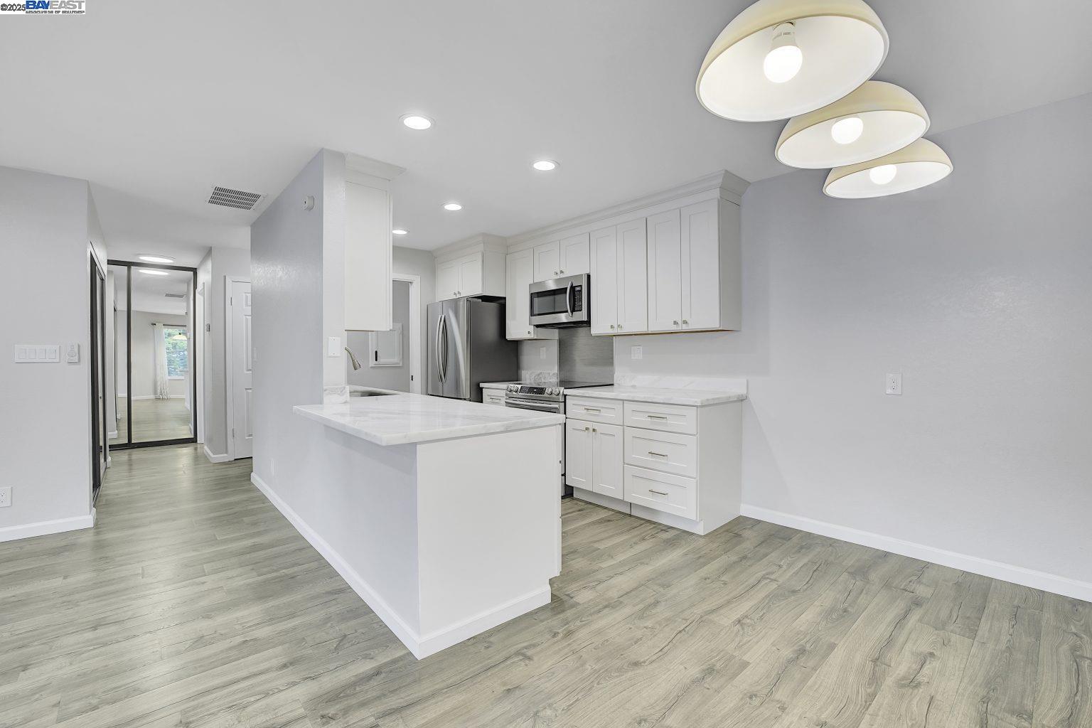 Detail Gallery Image 15 of 38 For 26953 Hayward Blvd #301,  Hayward,  CA 94542 - 2 Beds | 2 Baths