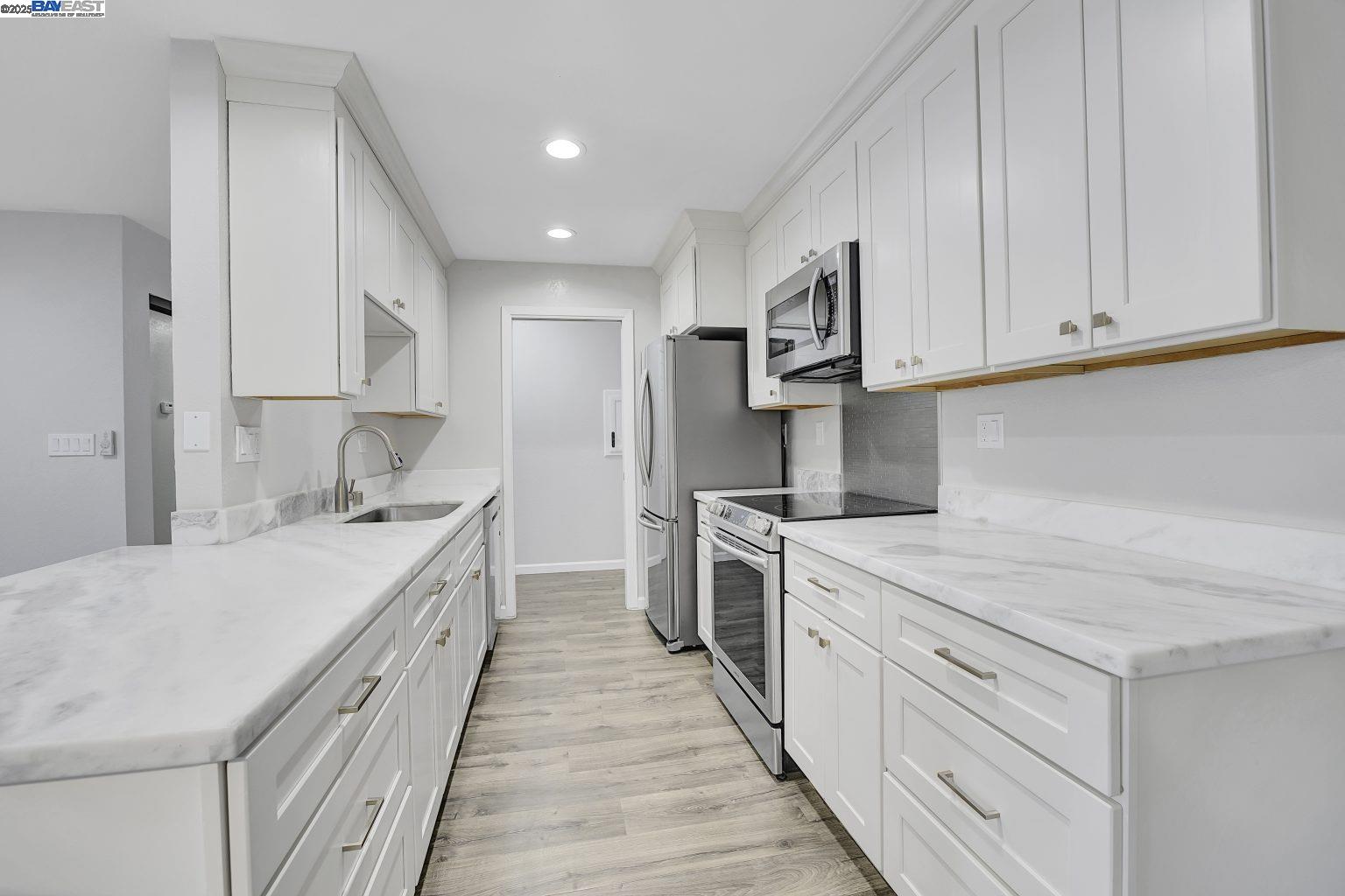 Detail Gallery Image 16 of 38 For 26953 Hayward Blvd #301,  Hayward,  CA 94542 - 2 Beds | 2 Baths