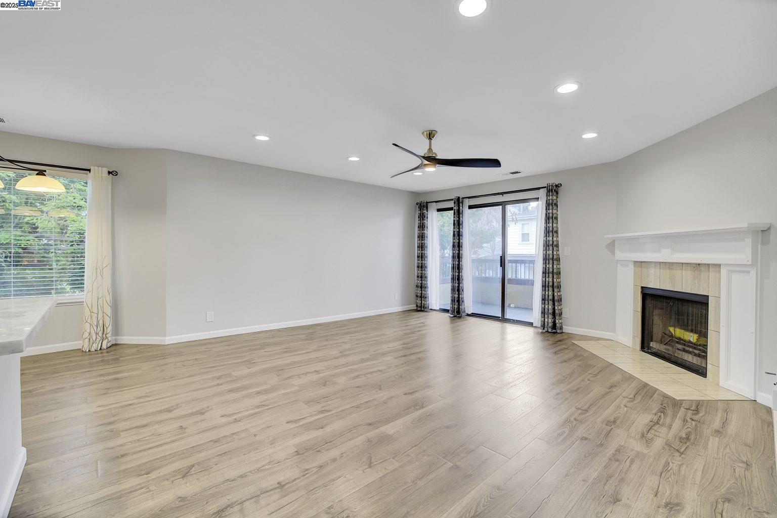 Detail Gallery Image 4 of 38 For 26953 Hayward Blvd #301,  Hayward,  CA 94542 - 2 Beds | 2 Baths