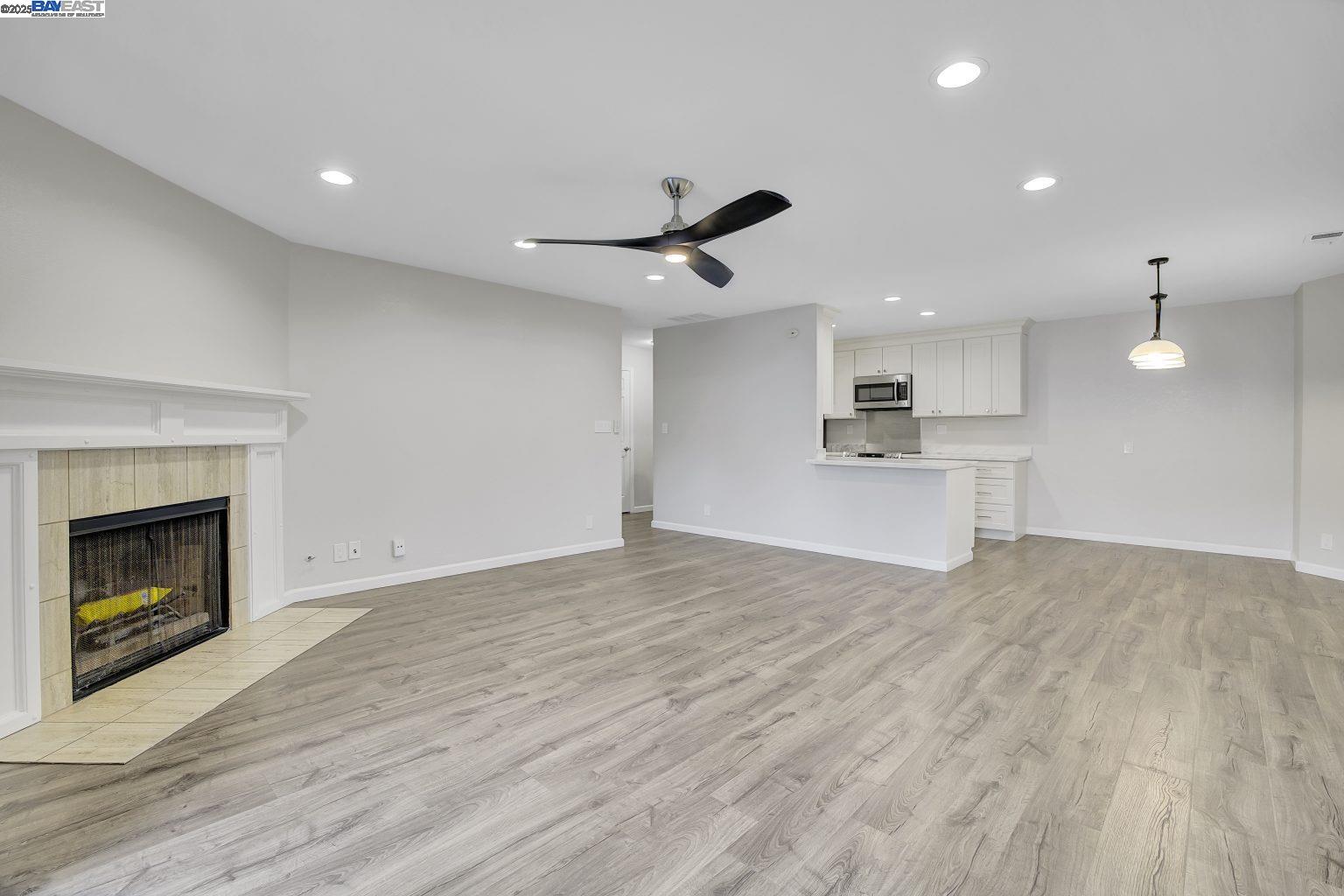 Detail Gallery Image 7 of 38 For 26953 Hayward Blvd #301,  Hayward,  CA 94542 - 2 Beds | 2 Baths