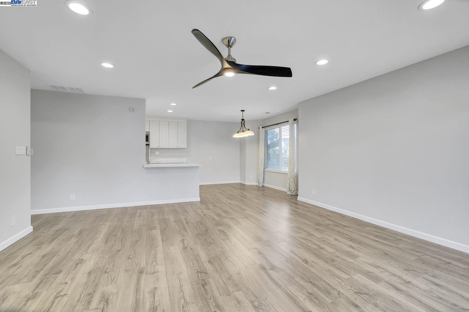 Detail Gallery Image 9 of 38 For 26953 Hayward Blvd #301,  Hayward,  CA 94542 - 2 Beds | 2 Baths