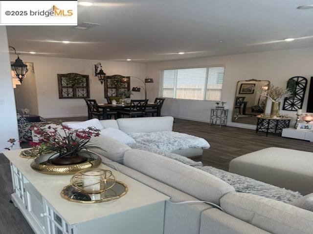 Detail Gallery Image 3 of 7 For 1005 Pioneer Dr, Madera,  CA 93636 - 3 Beds | 2 Baths
