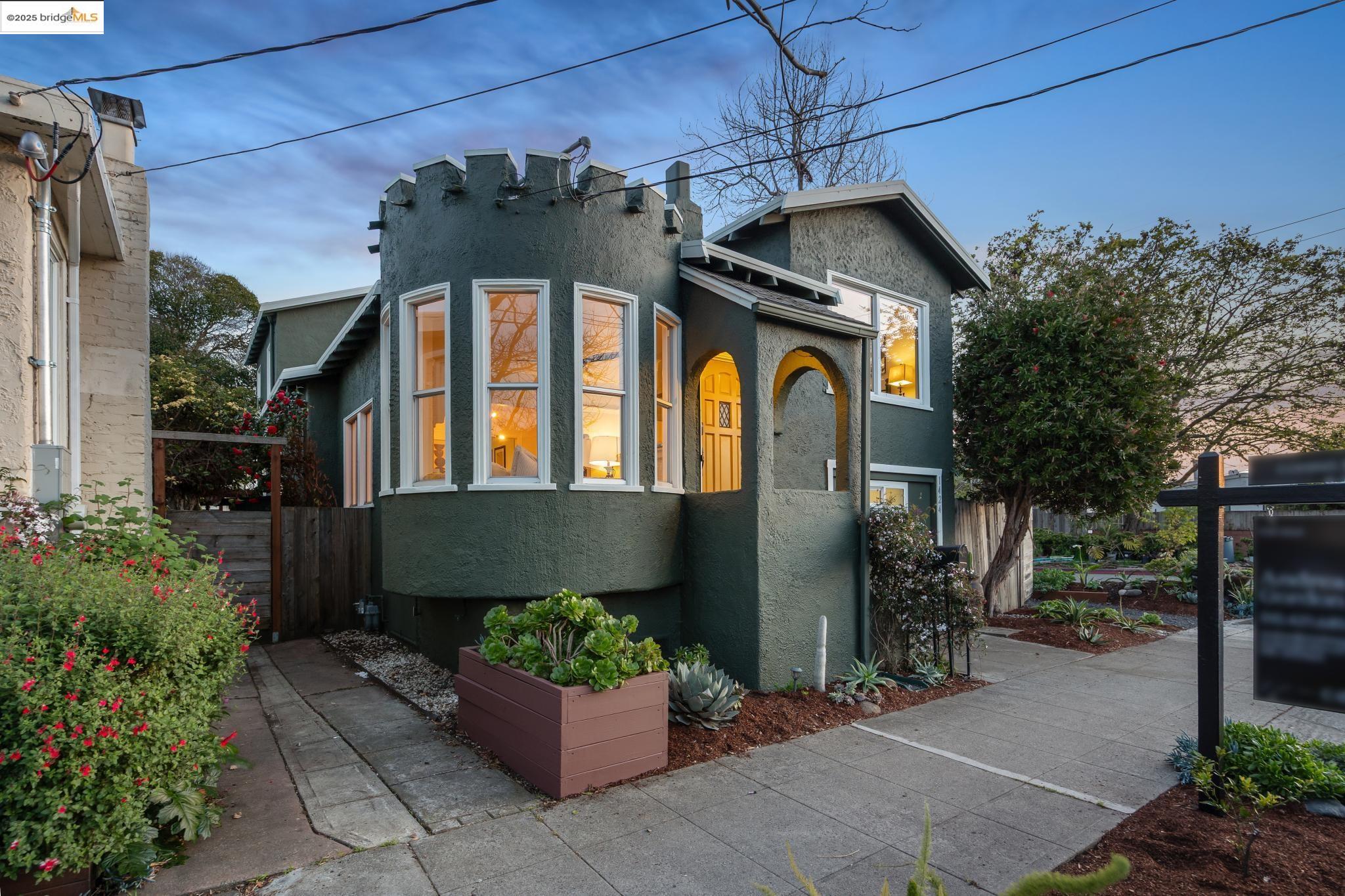 Detail Gallery Image 1 of 47 For 1424 Ward St, Berkeley,  CA 94702 - 3 Beds | 2 Baths