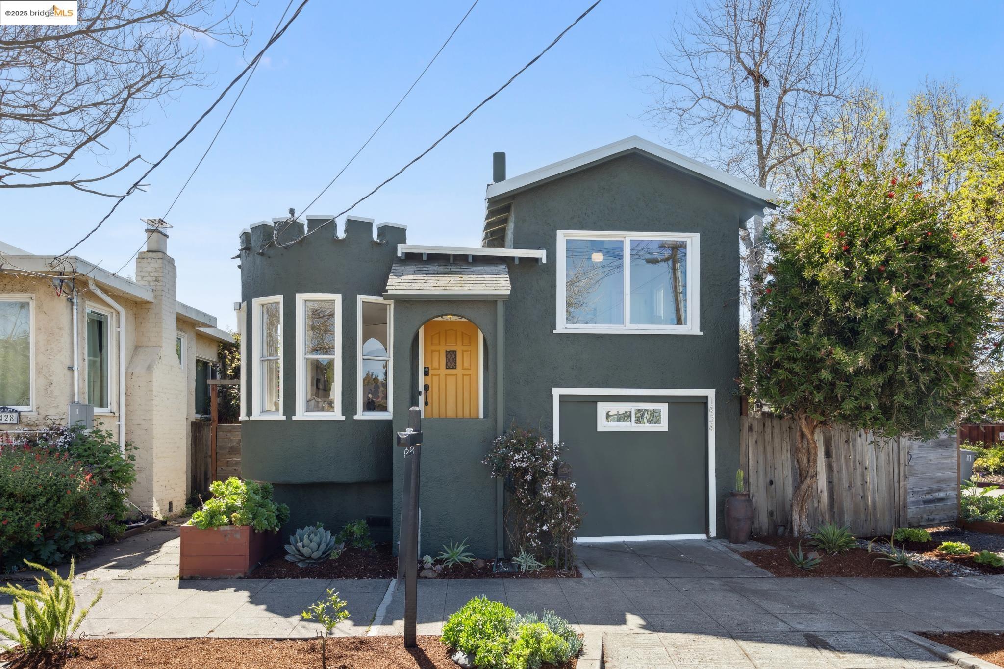 Detail Gallery Image 2 of 47 For 1424 Ward St, Berkeley,  CA 94702 - 3 Beds | 2 Baths