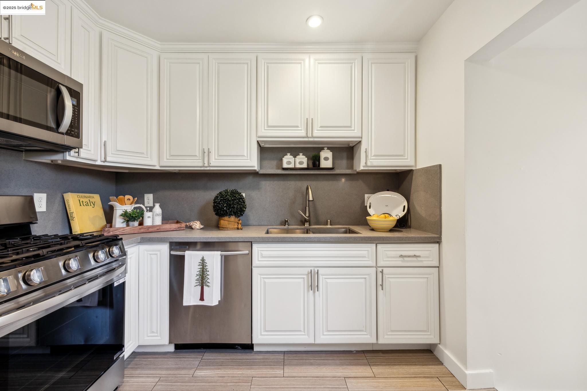 Detail Gallery Image 15 of 47 For 1424 Ward St, Berkeley,  CA 94702 - 3 Beds | 2 Baths