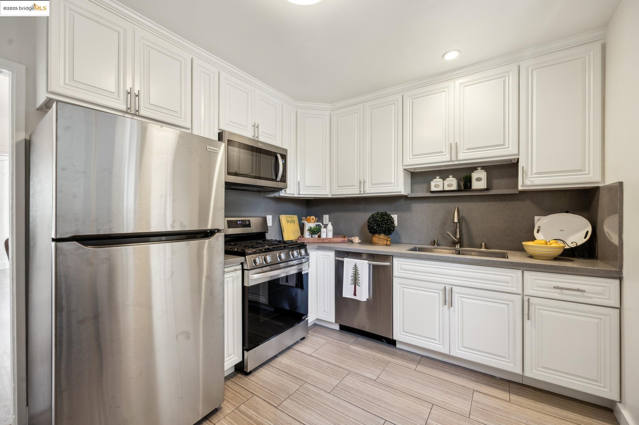 Detail Gallery Image 16 of 47 For 1424 Ward St, Berkeley,  CA 94702 - 3 Beds | 2 Baths