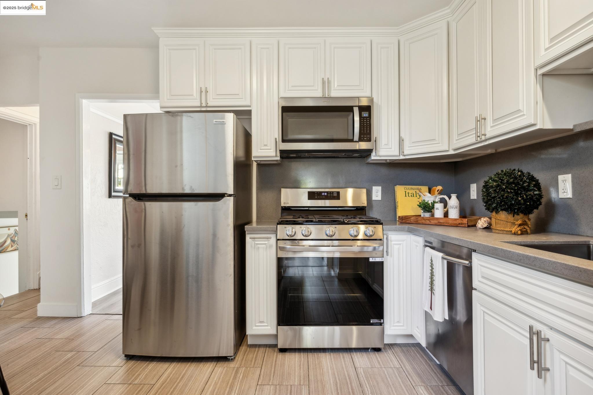 Detail Gallery Image 17 of 47 For 1424 Ward St, Berkeley,  CA 94702 - 3 Beds | 2 Baths