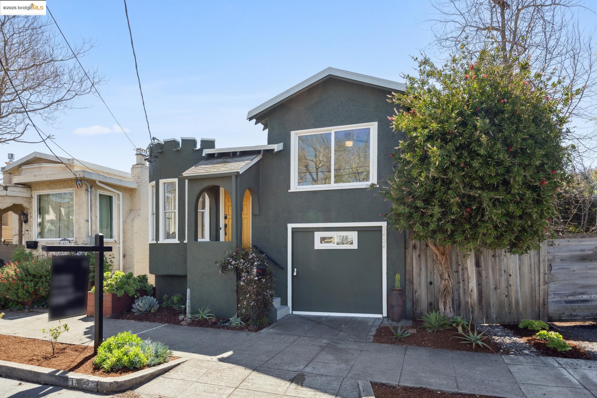 Detail Gallery Image 3 of 47 For 1424 Ward St, Berkeley,  CA 94702 - 3 Beds | 2 Baths