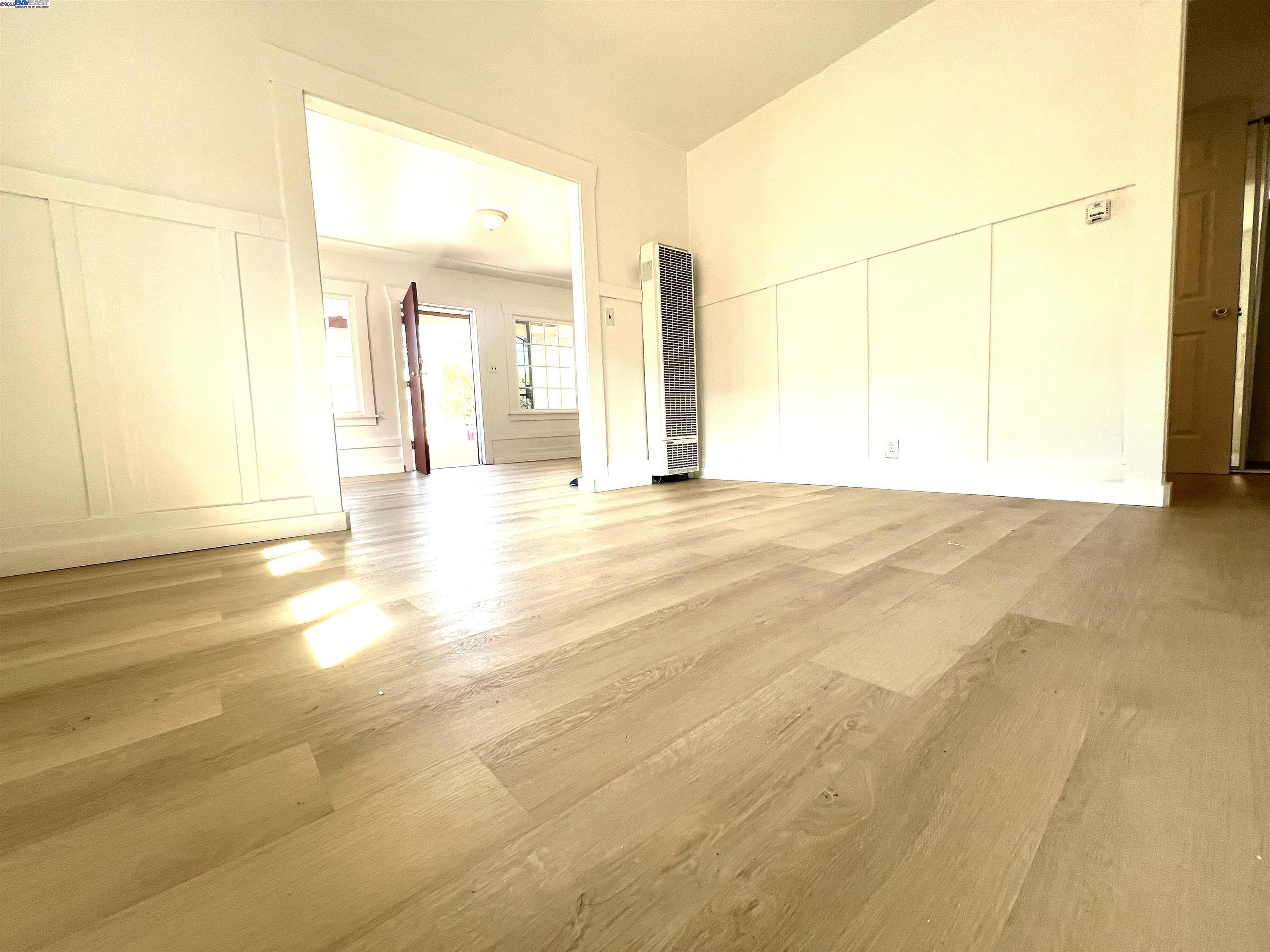 Detail Gallery Image 6 of 14 For 1604 72nd Street, Oakland,  CA 94621 - 3 Beds | 1/1 Baths