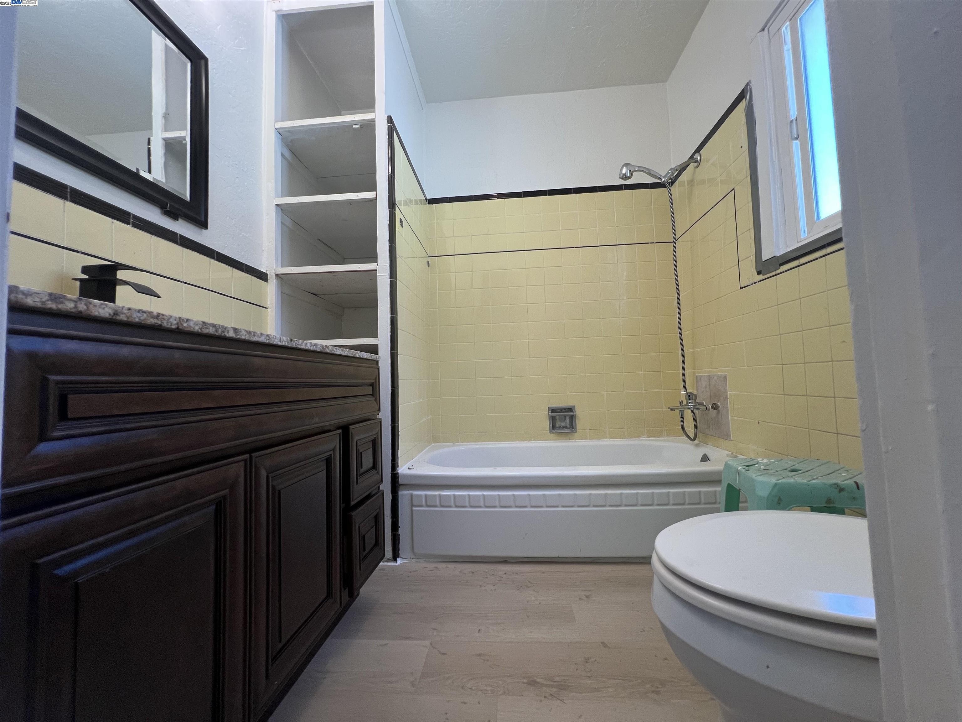 Detail Gallery Image 7 of 14 For 1604 72nd Street, Oakland,  CA 94621 - 3 Beds | 1/1 Baths