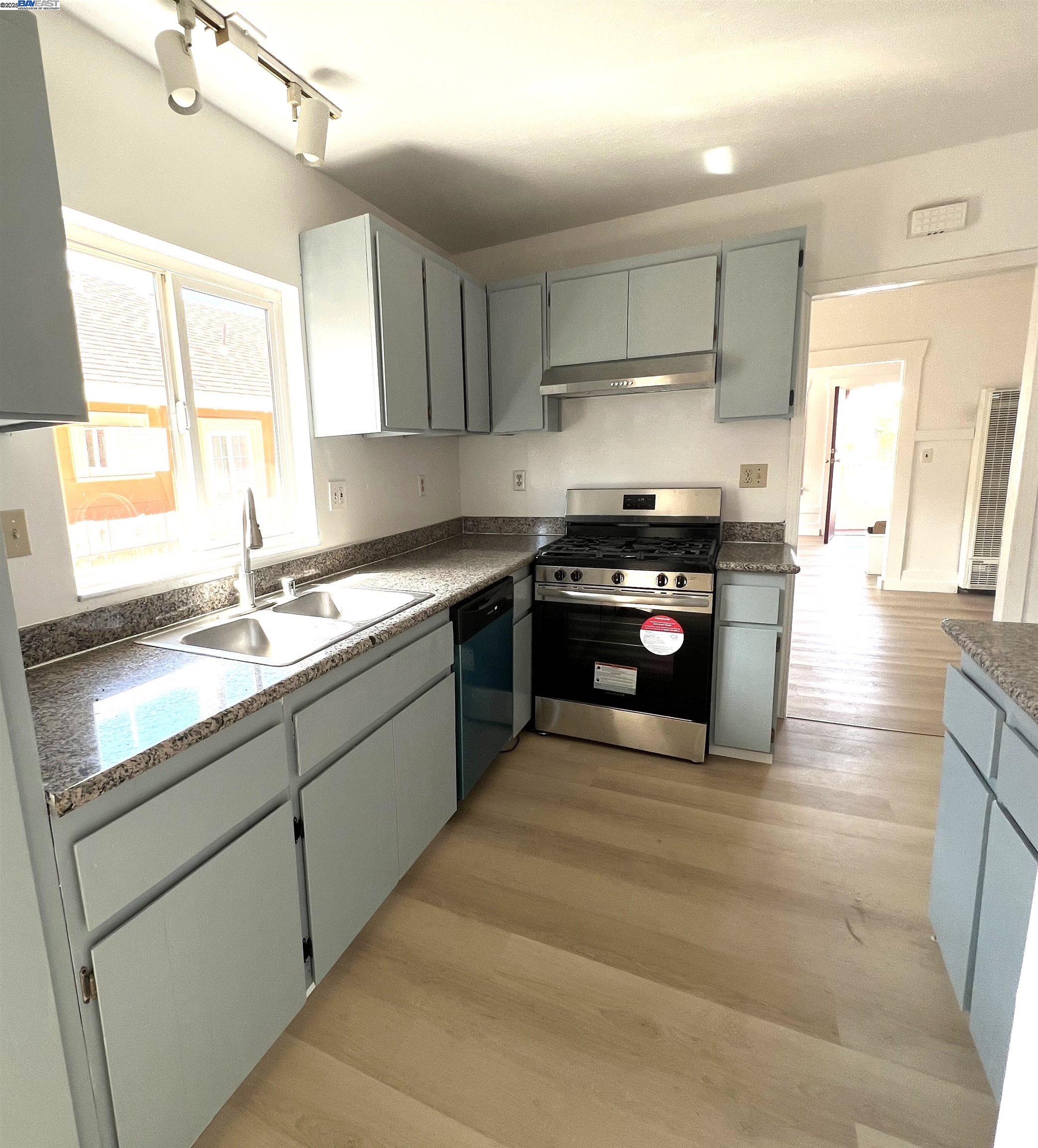 Detail Gallery Image 8 of 14 For 1604 72nd Street, Oakland,  CA 94621 - 3 Beds | 1/1 Baths