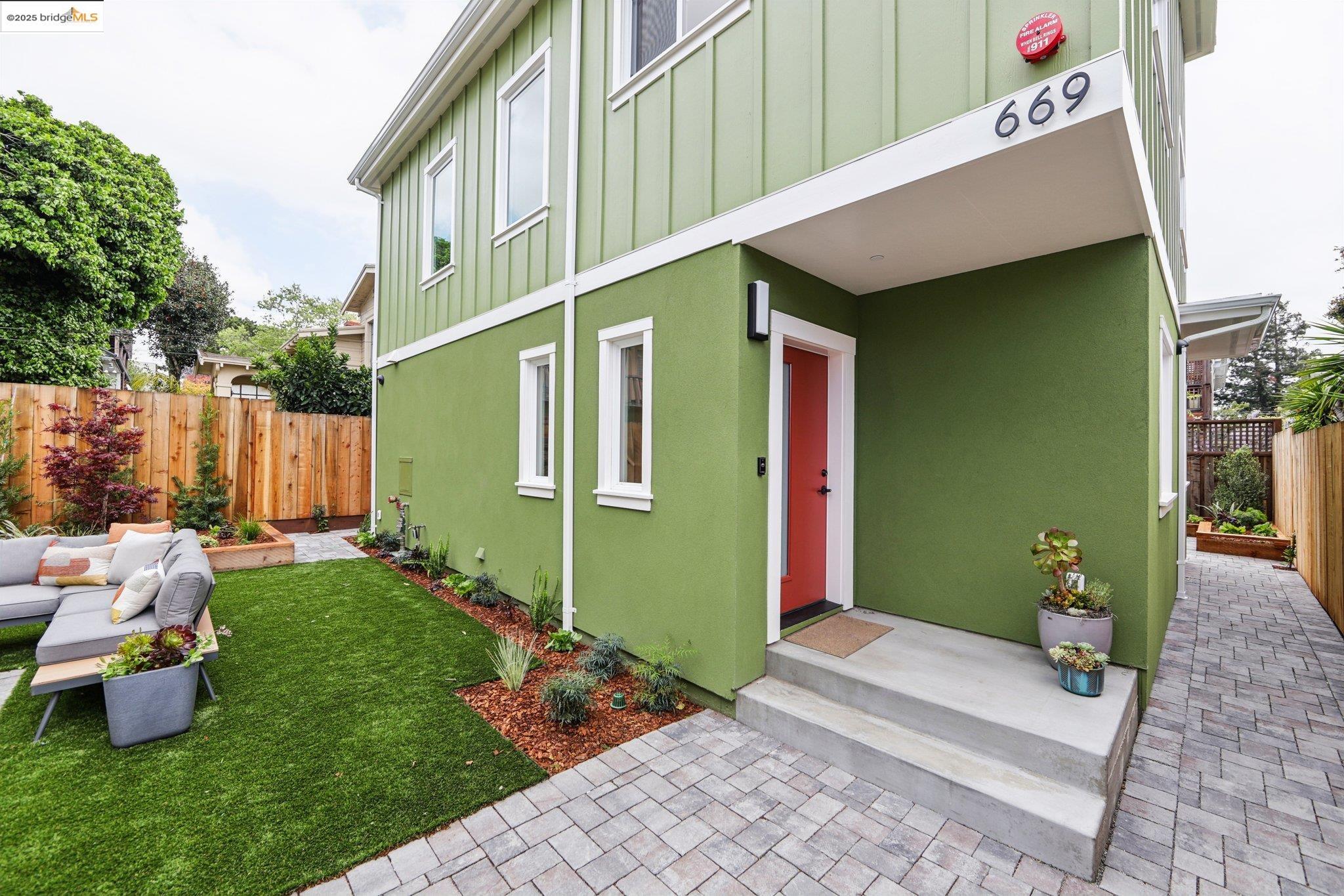 Detail Gallery Image 1 of 28 For 669 Alcatraz Ave, Oakland,  CA 94609 - 4 Beds | 2 Baths