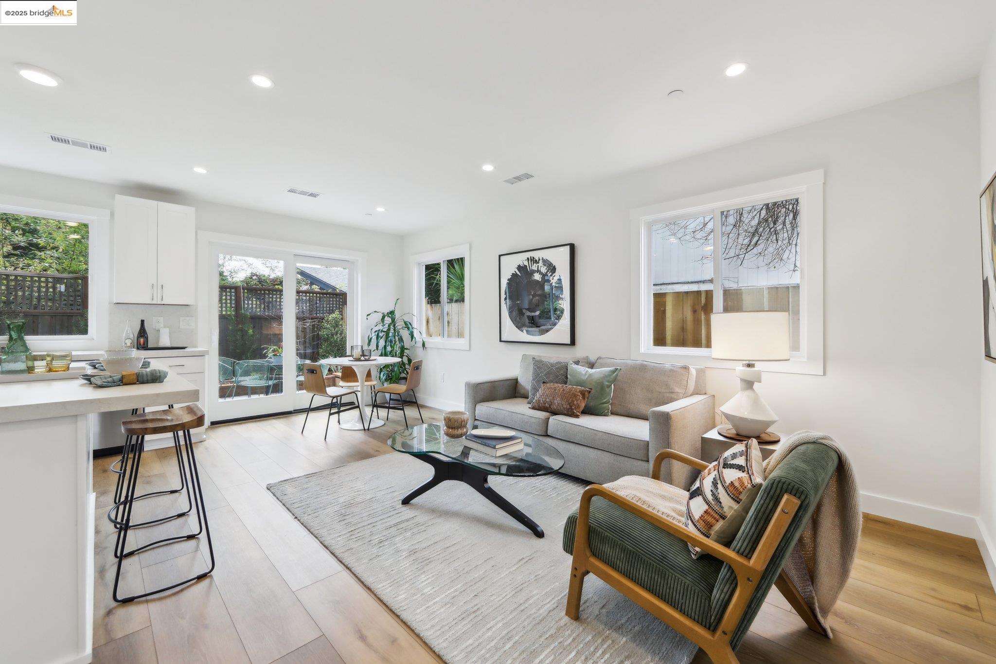 Detail Gallery Image 2 of 28 For 669 Alcatraz Ave, Oakland,  CA 94609 - 4 Beds | 2 Baths