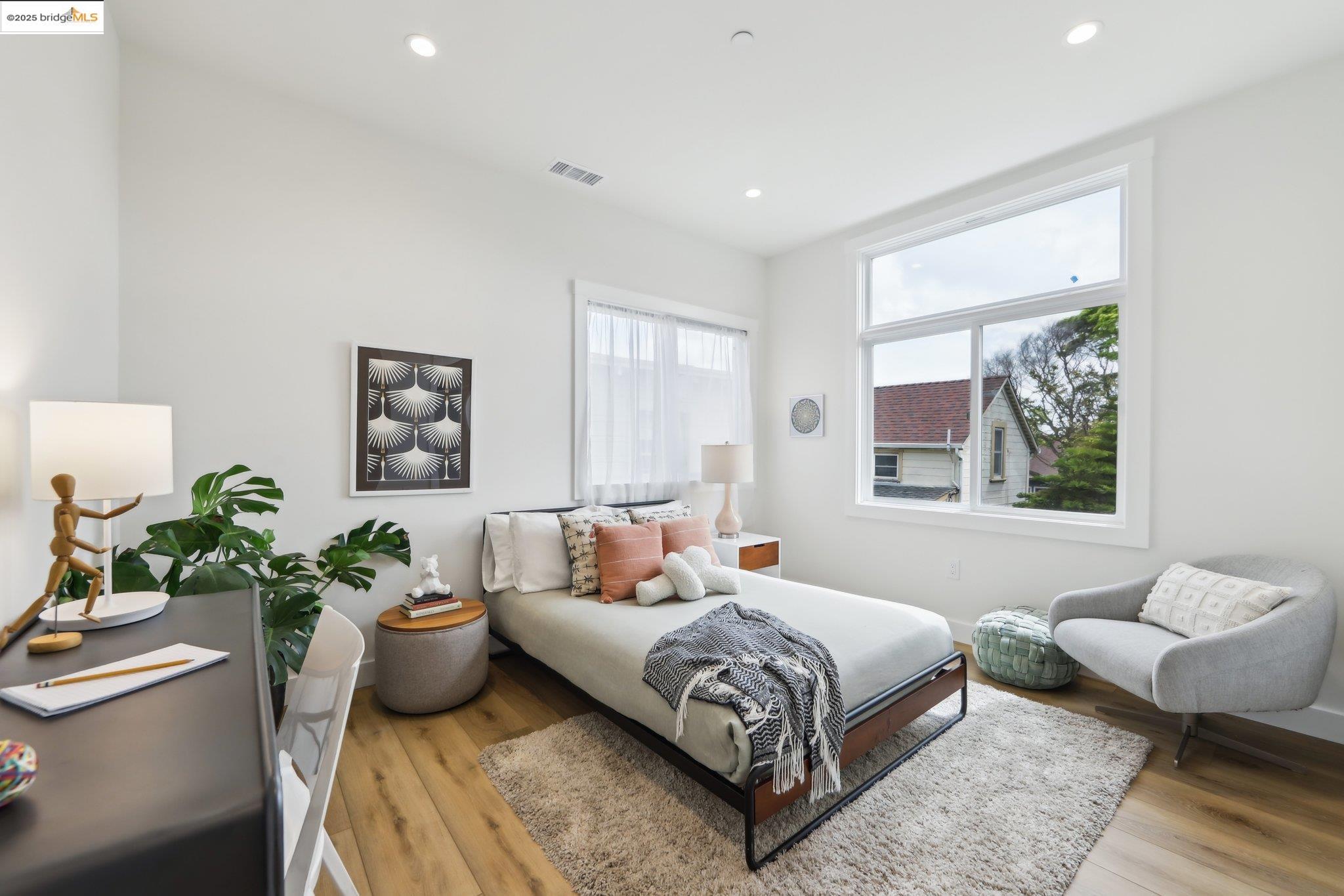 Detail Gallery Image 14 of 28 For 669 Alcatraz Ave, Oakland,  CA 94609 - 4 Beds | 2 Baths