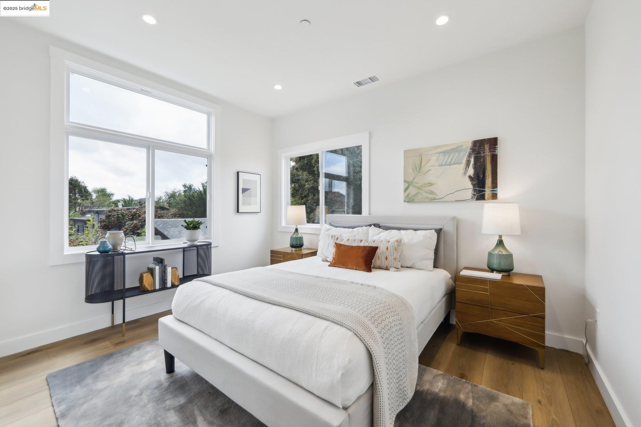 Detail Gallery Image 16 of 28 For 669 Alcatraz Ave, Oakland,  CA 94609 - 4 Beds | 2 Baths