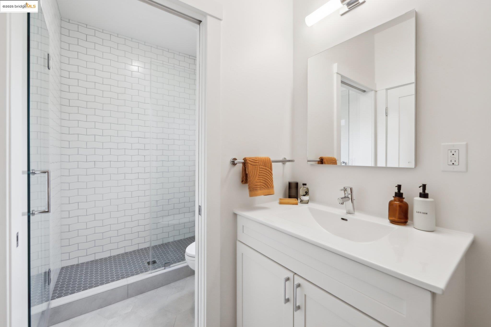 Detail Gallery Image 20 of 28 For 669 Alcatraz Ave, Oakland,  CA 94609 - 4 Beds | 2 Baths