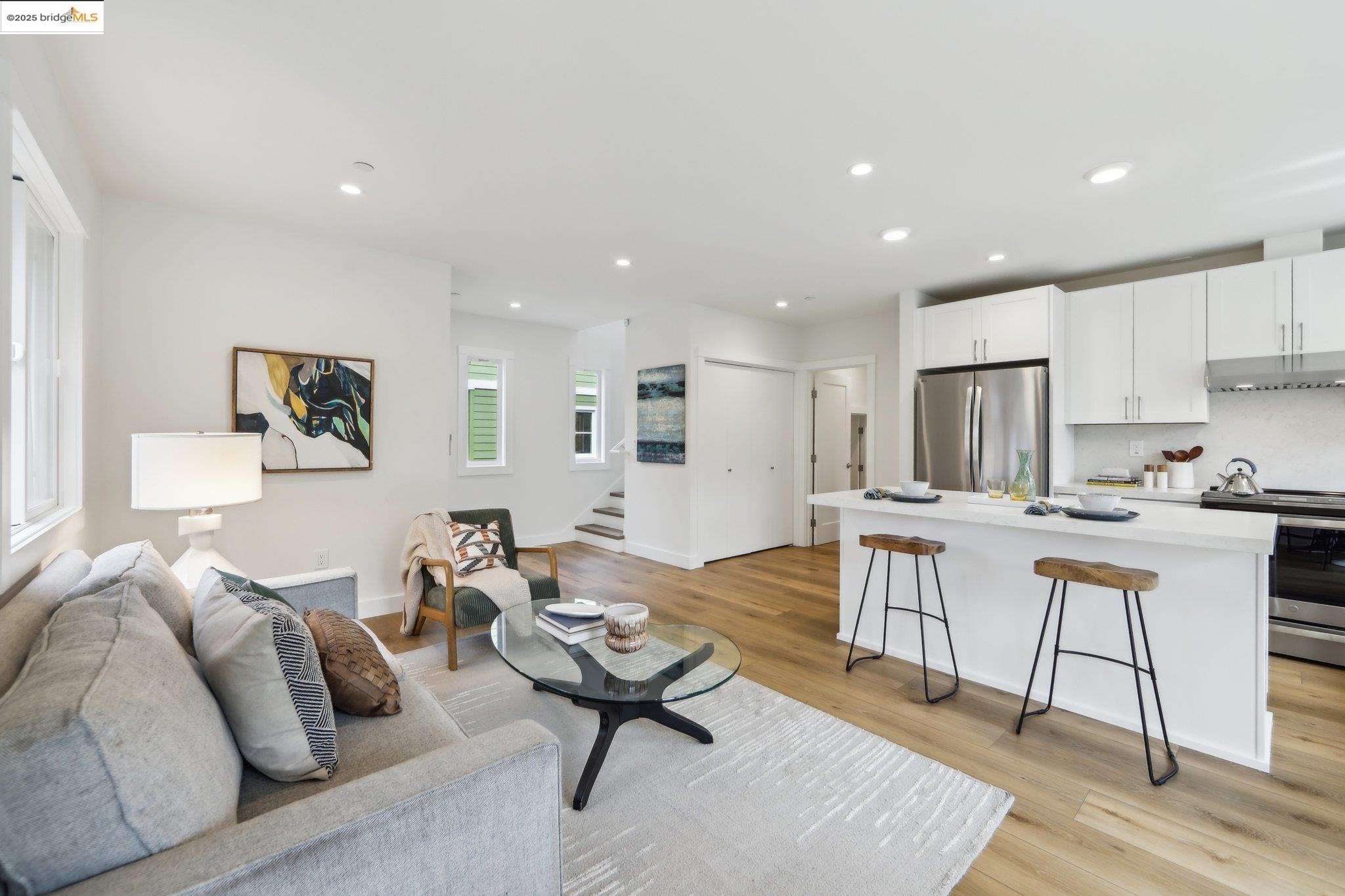 Detail Gallery Image 3 of 28 For 669 Alcatraz Ave, Oakland,  CA 94609 - 4 Beds | 2 Baths