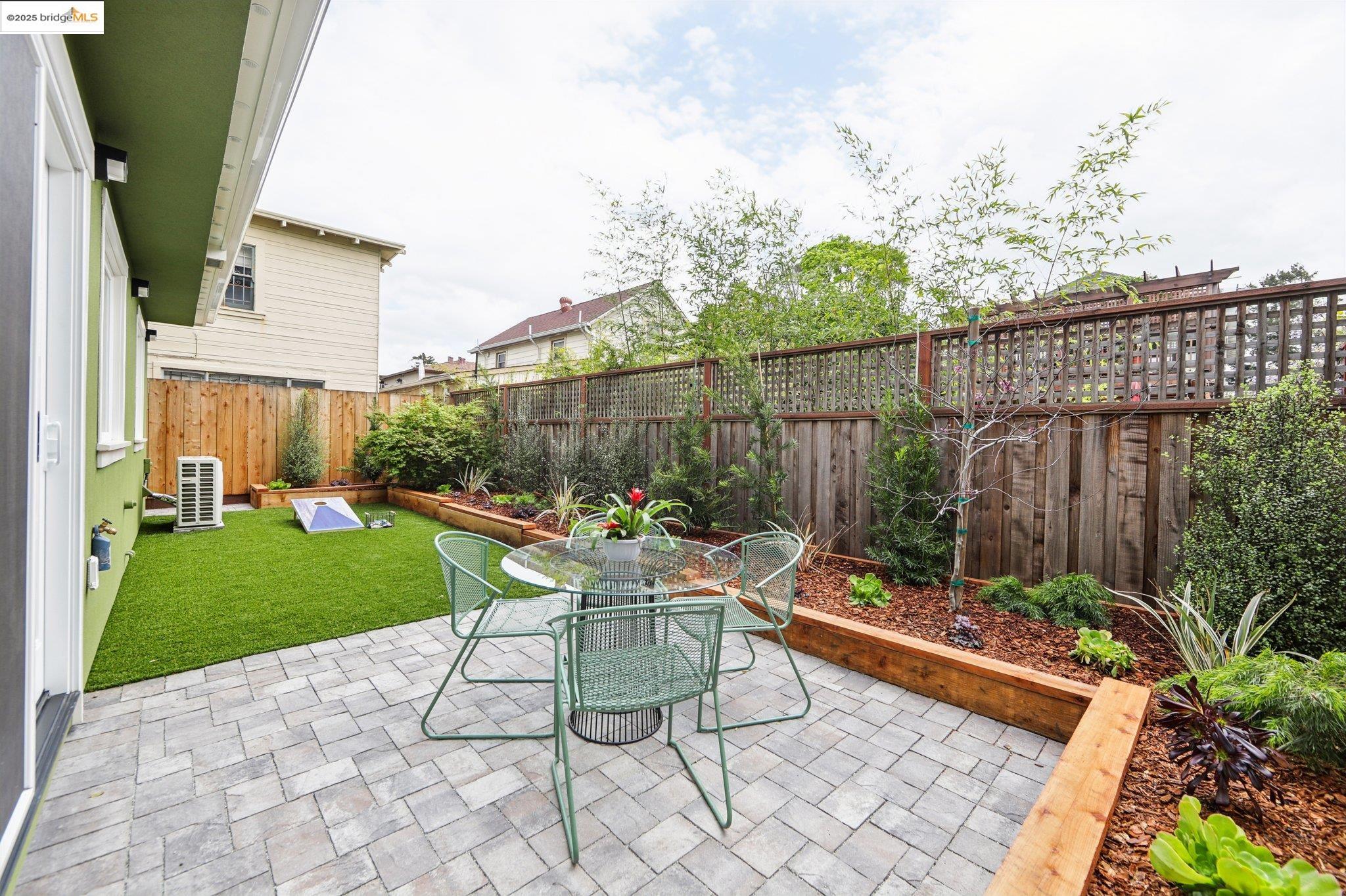 Detail Gallery Image 22 of 28 For 669 Alcatraz Ave, Oakland,  CA 94609 - 4 Beds | 2 Baths