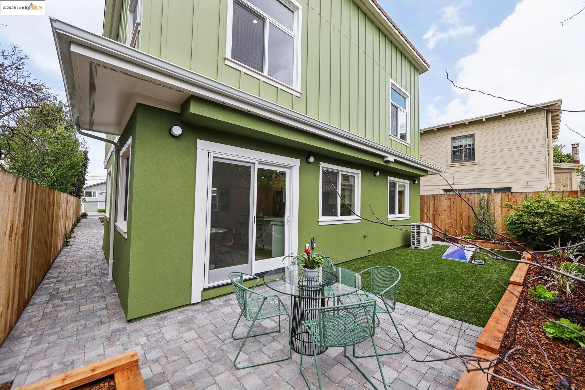 Detail Gallery Image 24 of 28 For 669 Alcatraz Ave, Oakland,  CA 94609 - 4 Beds | 2 Baths