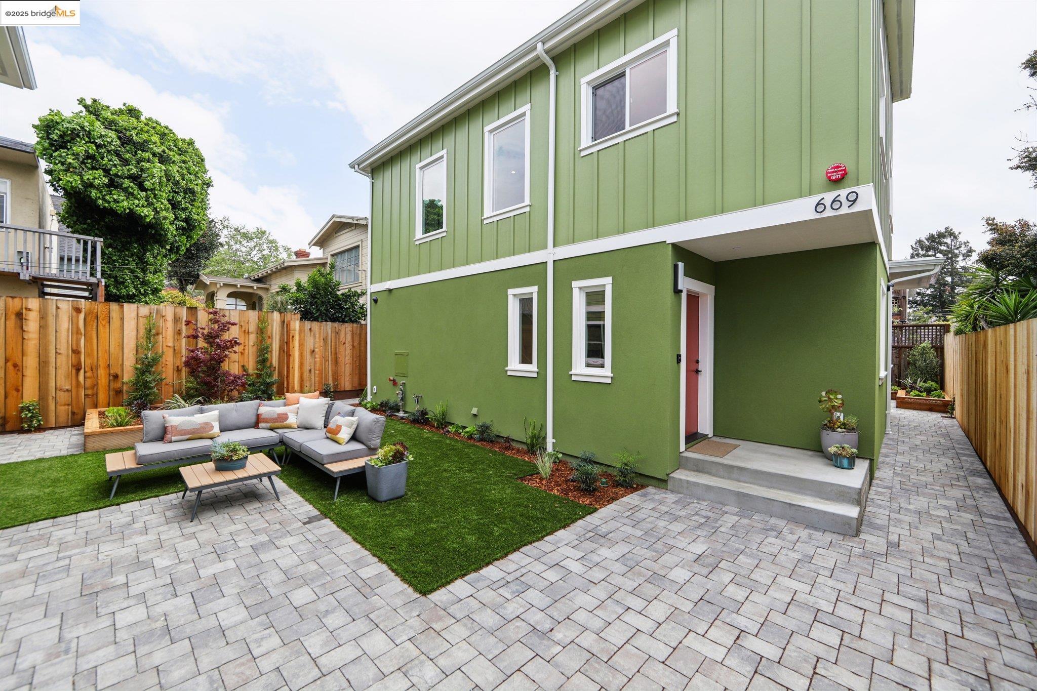 Detail Gallery Image 25 of 28 For 669 Alcatraz Ave, Oakland,  CA 94609 - 4 Beds | 2 Baths