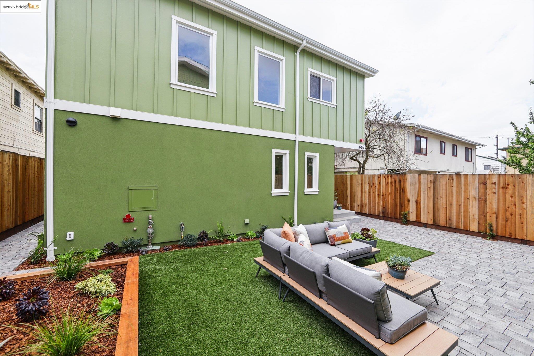 Detail Gallery Image 26 of 28 For 669 Alcatraz Ave, Oakland,  CA 94609 - 4 Beds | 2 Baths