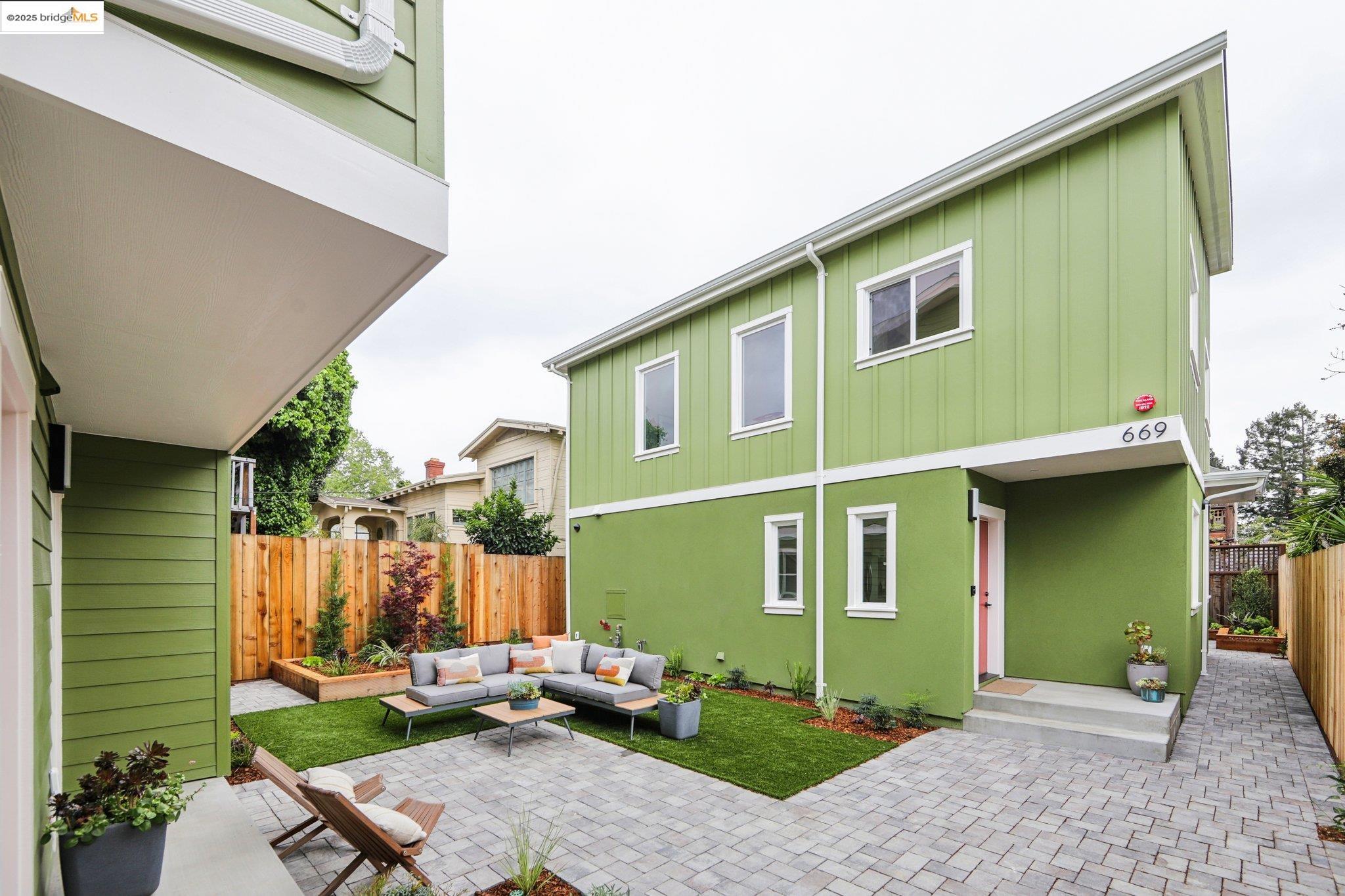 Detail Gallery Image 27 of 28 For 669 Alcatraz Ave, Oakland,  CA 94609 - 4 Beds | 2 Baths