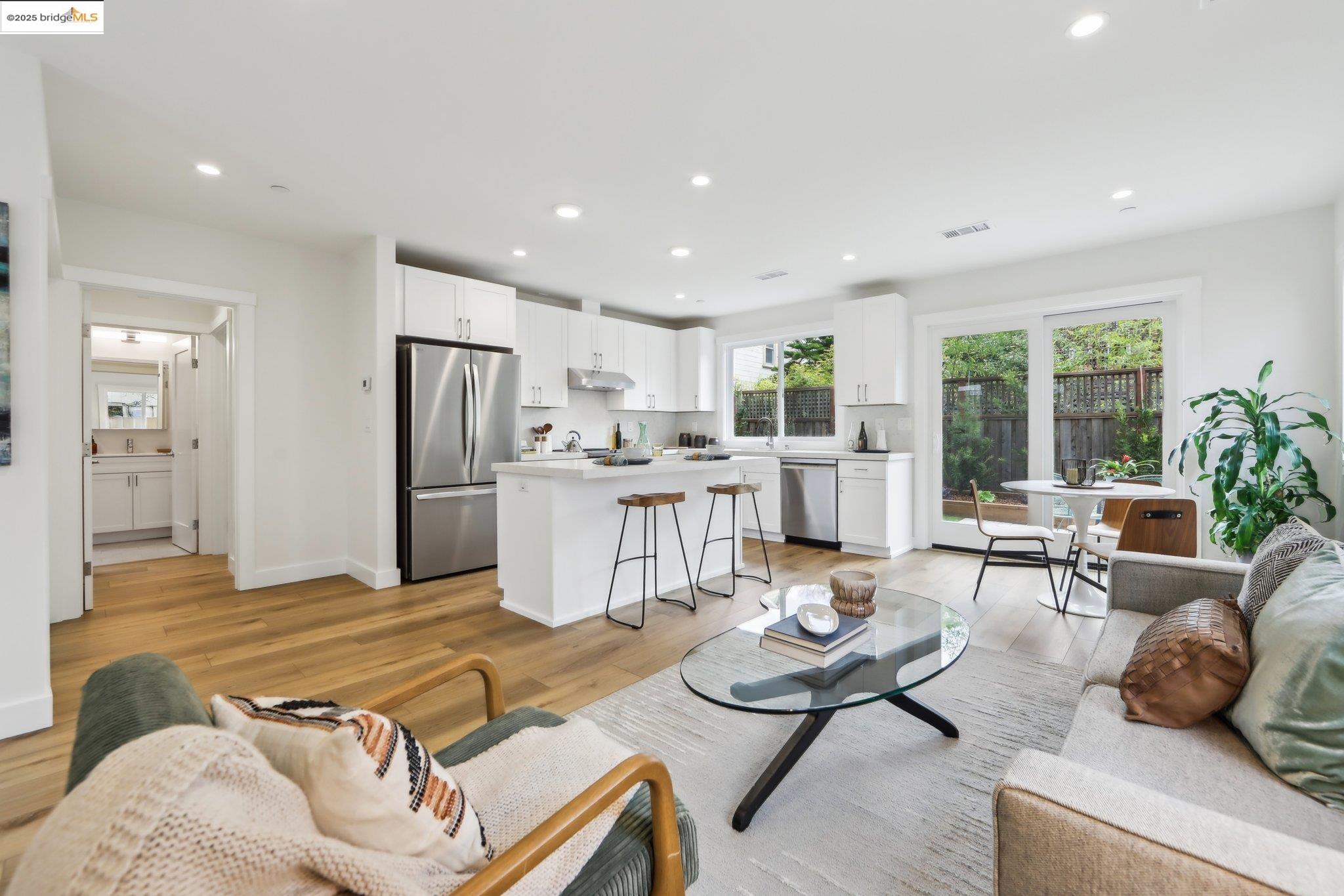 Detail Gallery Image 5 of 28 For 669 Alcatraz Ave, Oakland,  CA 94609 - 4 Beds | 2 Baths