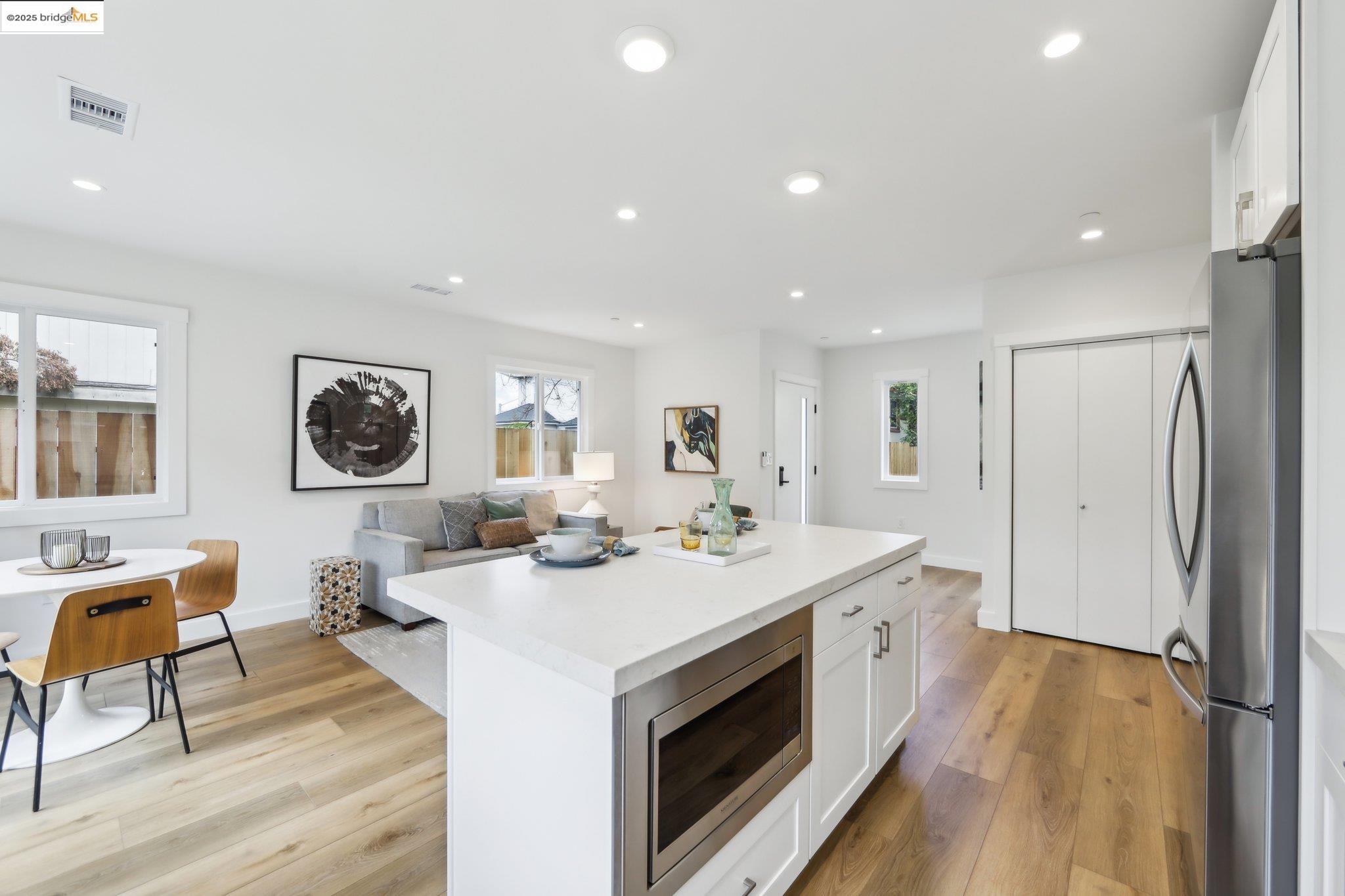 Detail Gallery Image 7 of 28 For 669 Alcatraz Ave, Oakland,  CA 94609 - 4 Beds | 2 Baths