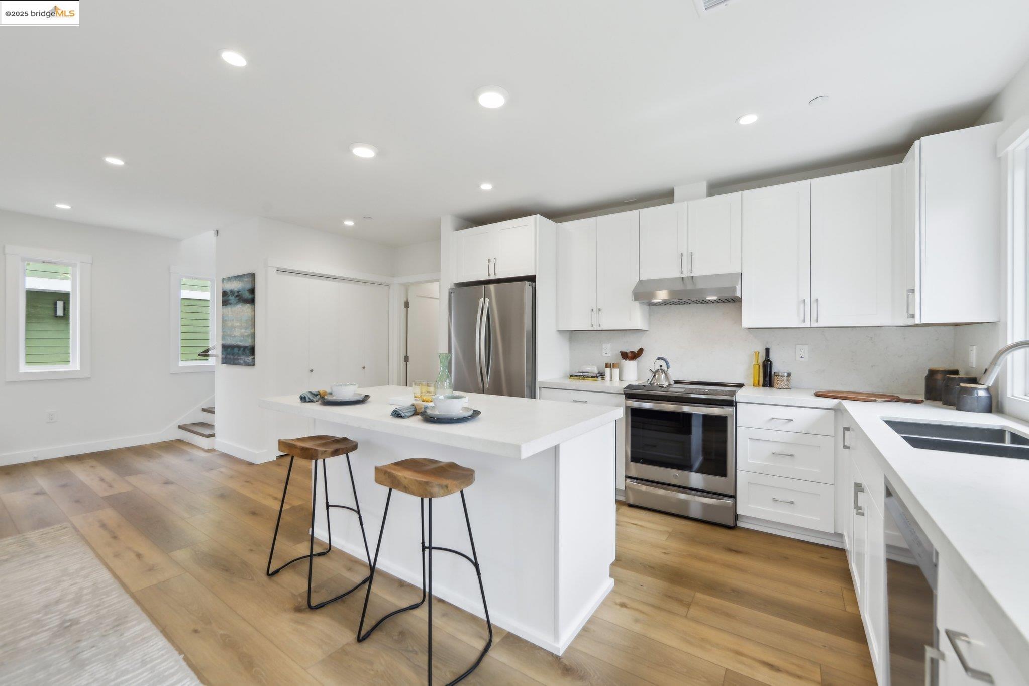 Detail Gallery Image 8 of 28 For 669 Alcatraz Ave, Oakland,  CA 94609 - 4 Beds | 2 Baths