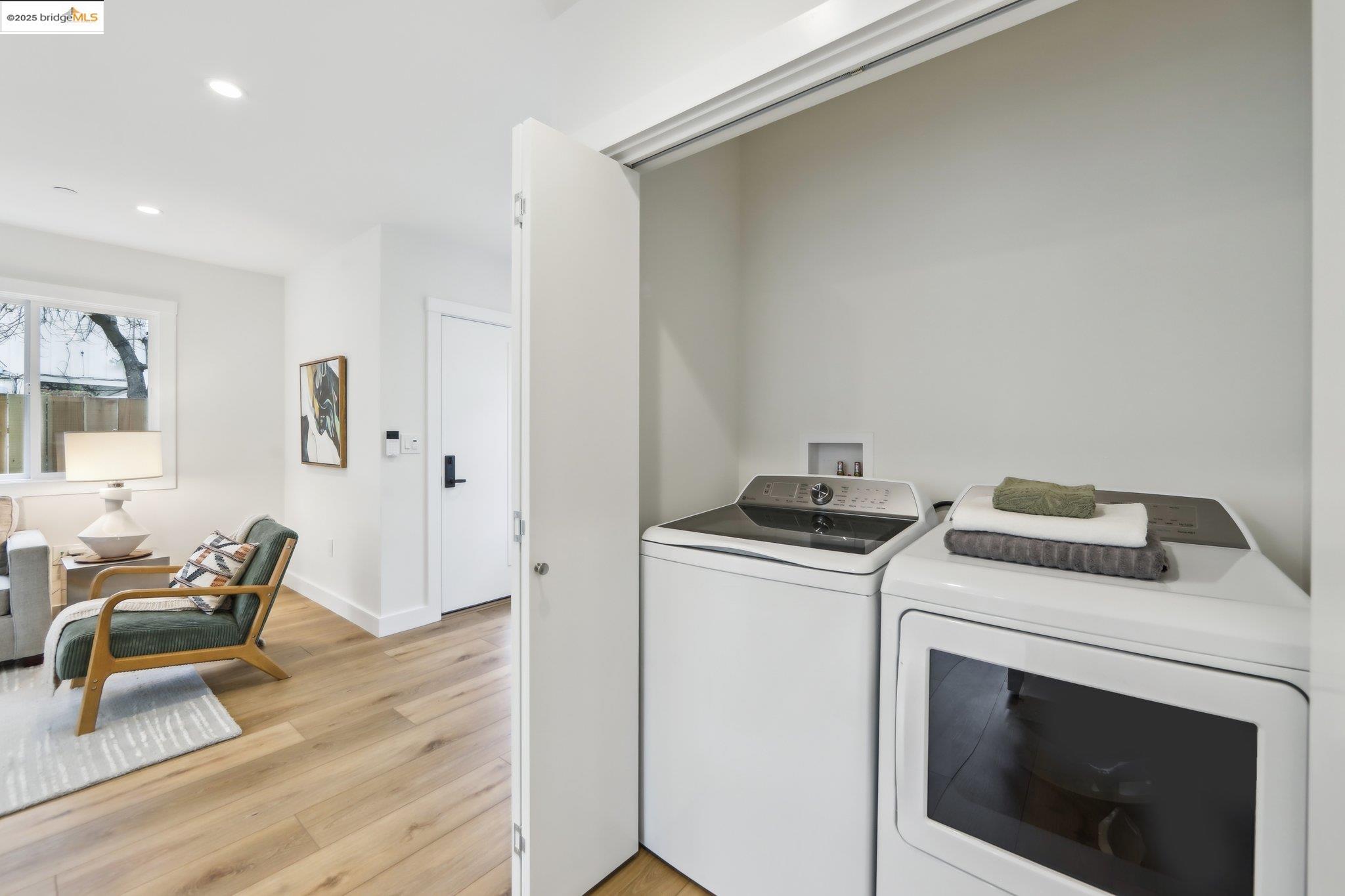 Detail Gallery Image 9 of 28 For 669 Alcatraz Ave, Oakland,  CA 94609 - 4 Beds | 2 Baths