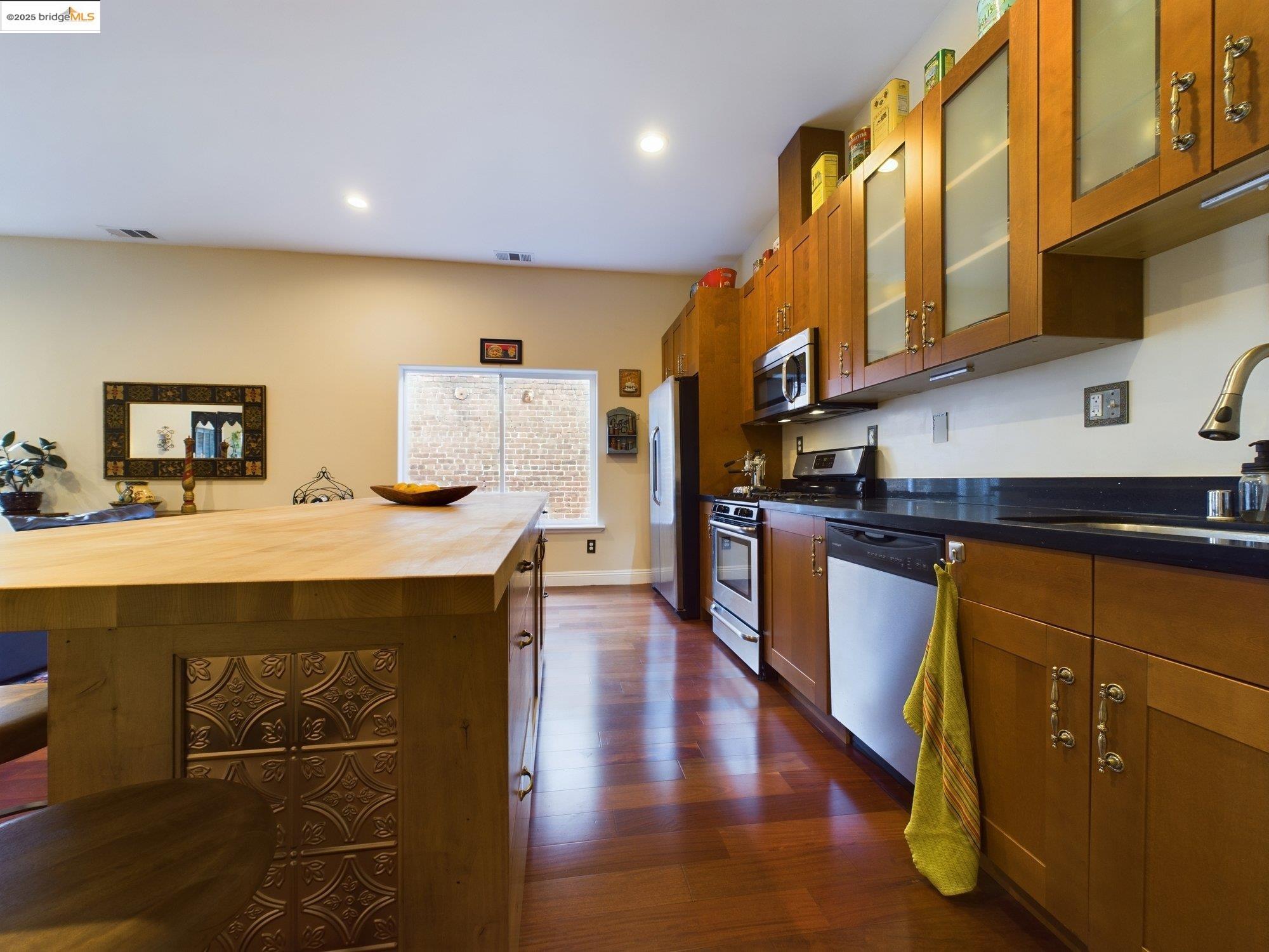 Detail Gallery Image 3 of 40 For 1488 14th St a,  Oakland,  CA 94607 - 2 Beds | 1 Baths