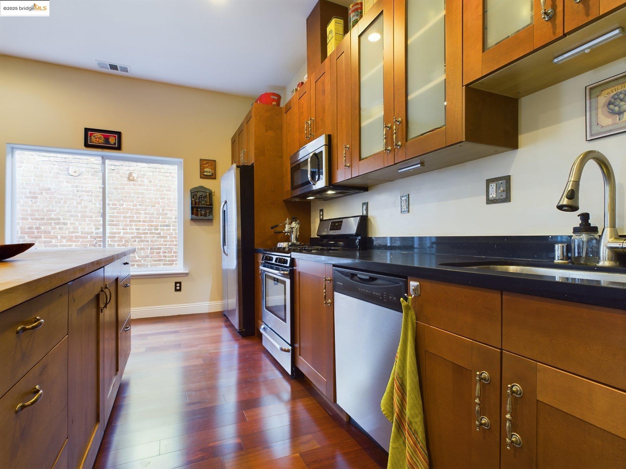Detail Gallery Image 4 of 40 For 1488 14th St a,  Oakland,  CA 94607 - 2 Beds | 1 Baths
