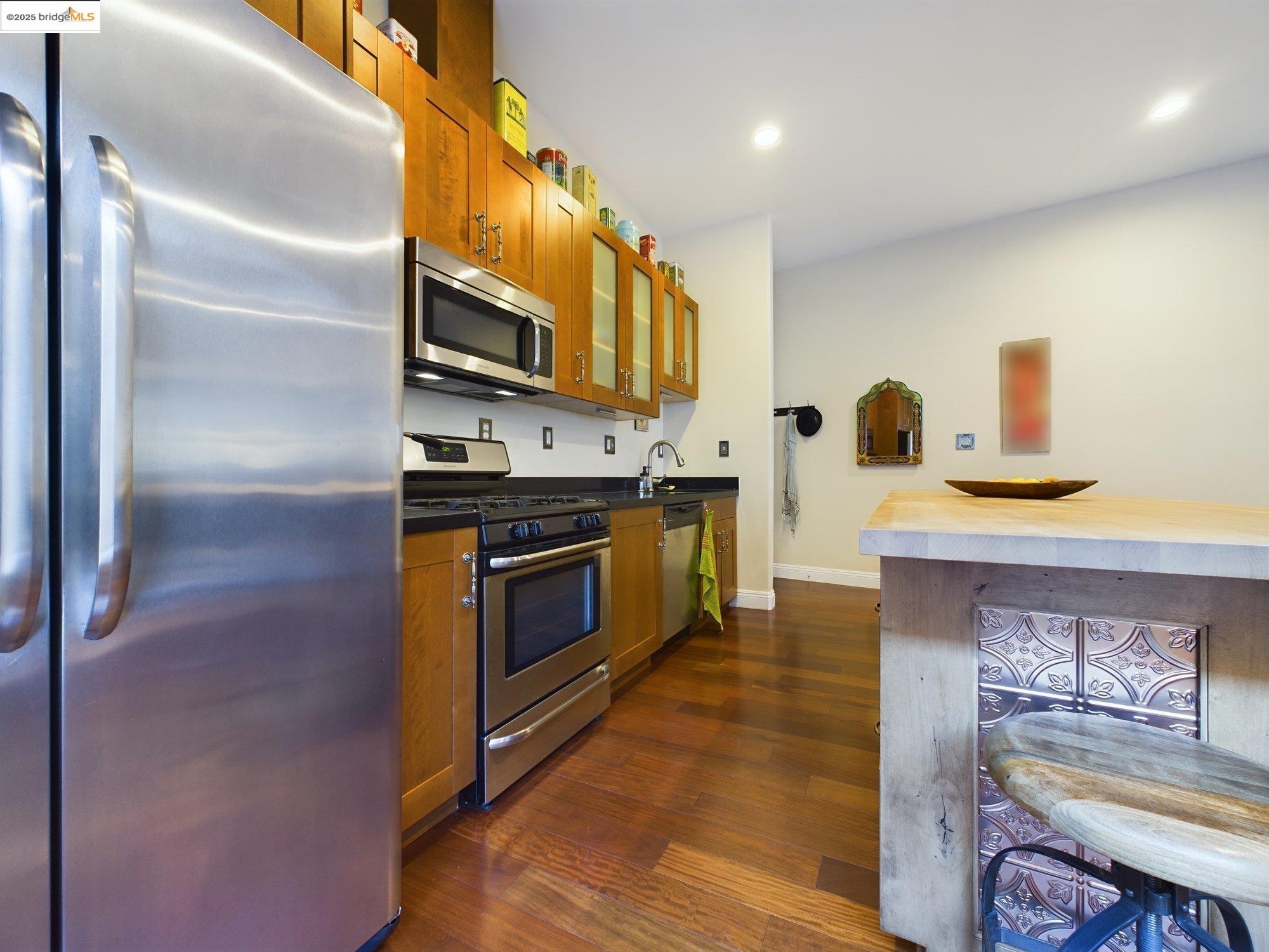 Detail Gallery Image 5 of 40 For 1488 14th St a,  Oakland,  CA 94607 - 2 Beds | 1 Baths