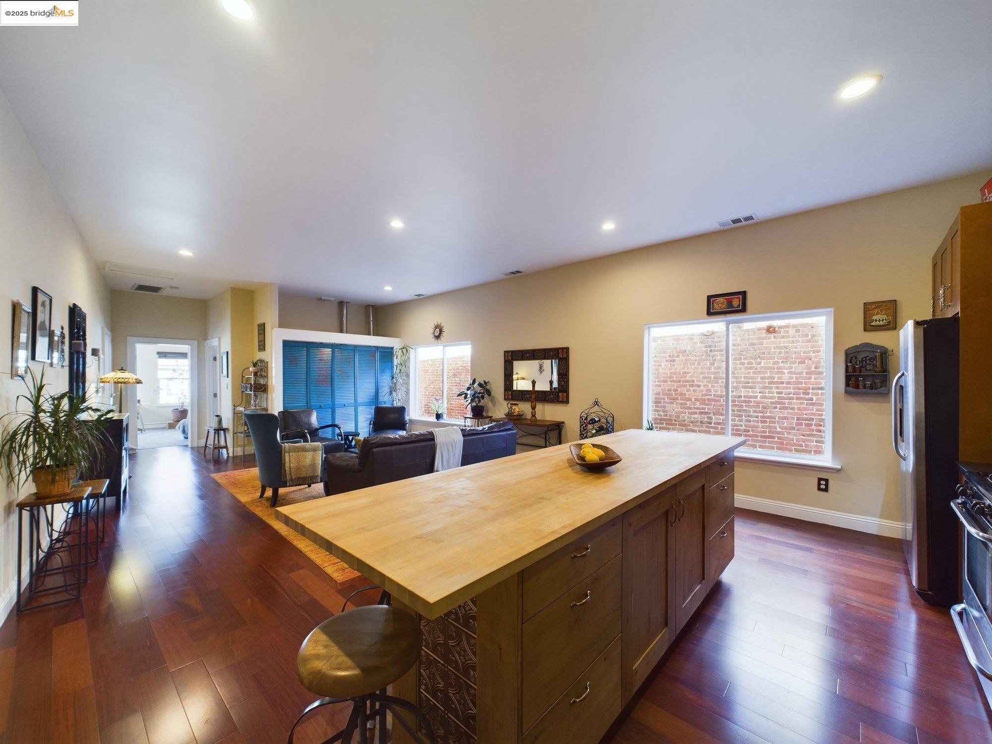 Detail Gallery Image 6 of 40 For 1488 14th St a,  Oakland,  CA 94607 - 2 Beds | 1 Baths