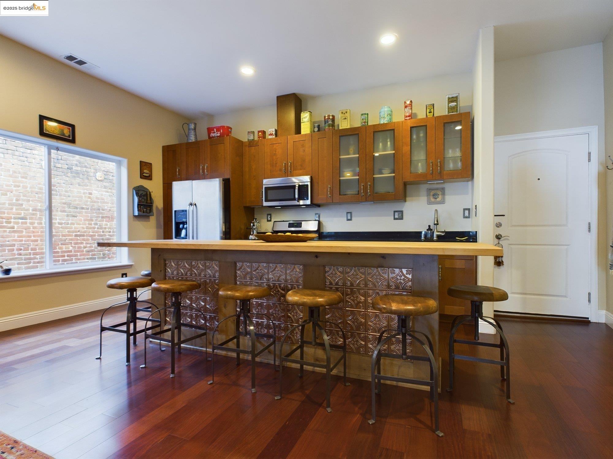 Detail Gallery Image 7 of 40 For 1488 14th St a,  Oakland,  CA 94607 - 2 Beds | 1 Baths