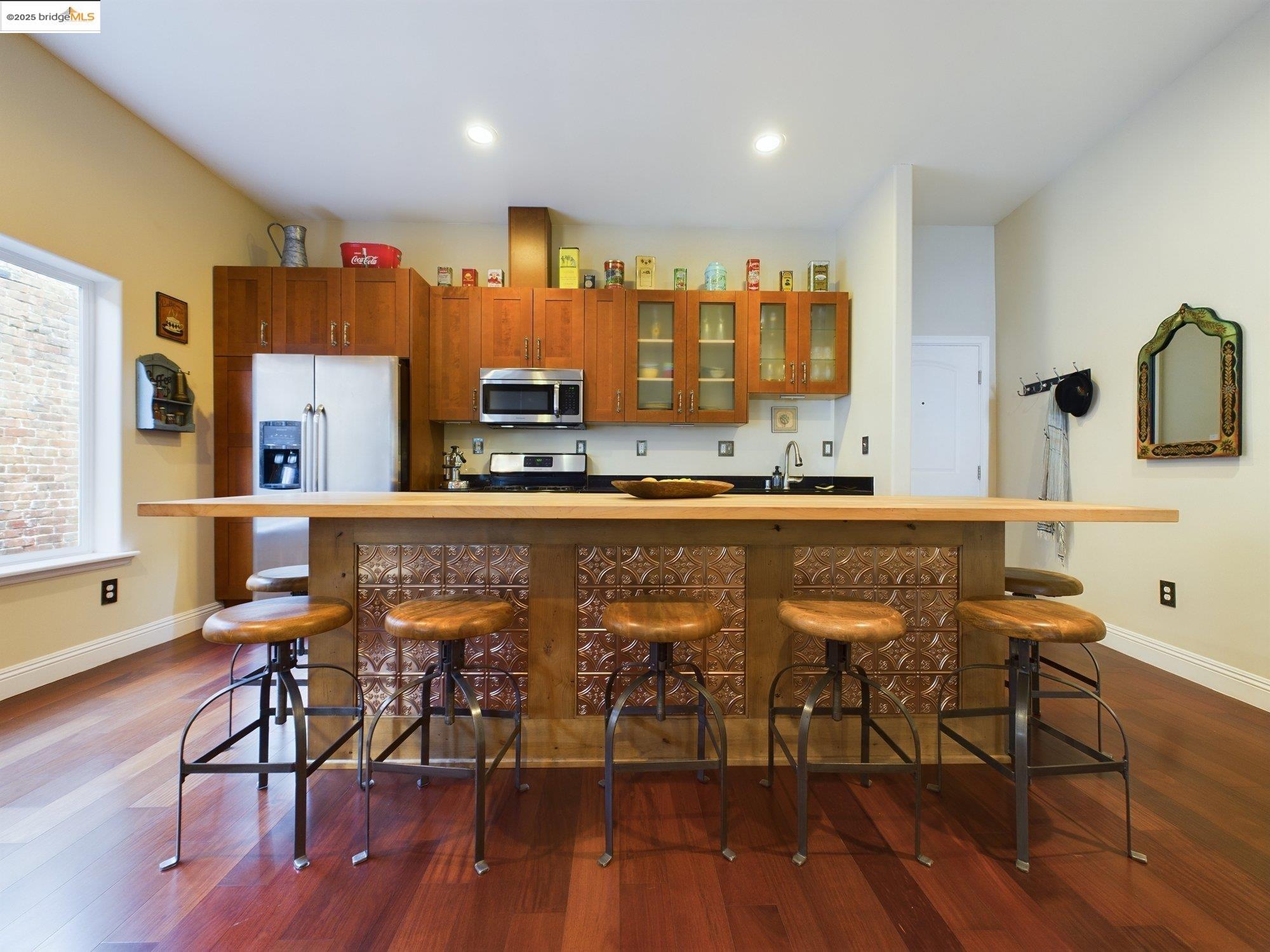 Detail Gallery Image 8 of 40 For 1488 14th St a,  Oakland,  CA 94607 - 2 Beds | 1 Baths