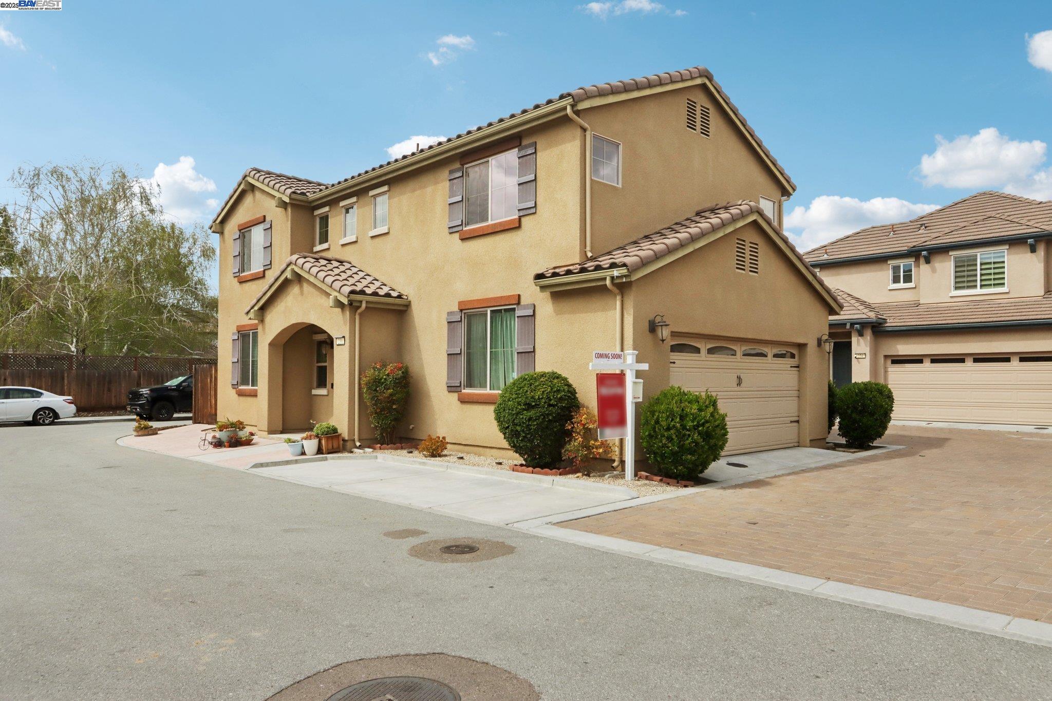 Detail Gallery Image 1 of 1 For 230 Slate Ave, Hollister,  CA 95023 - 3 Beds | 2/1 Baths