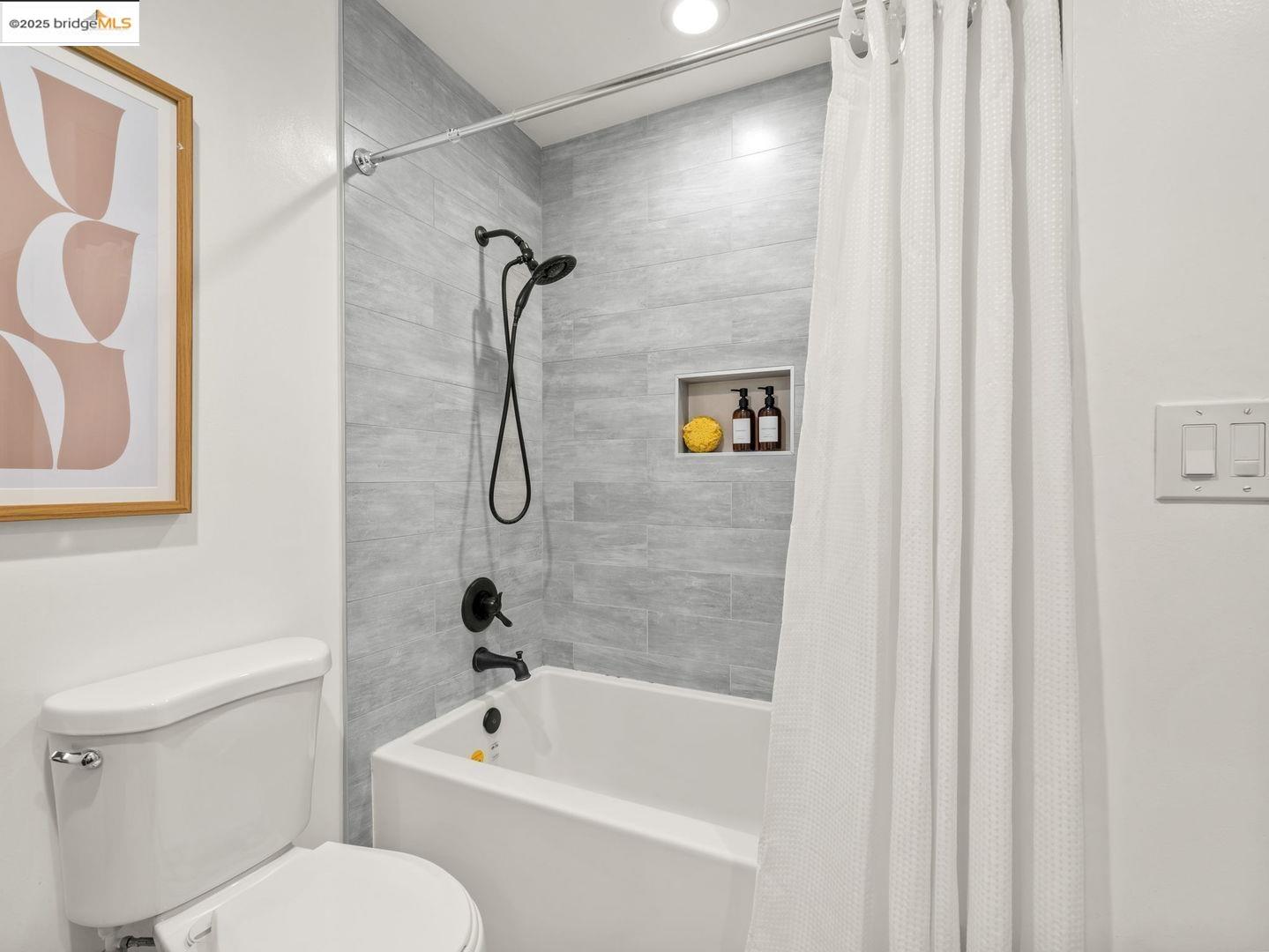 7796 Surrey LN, Oakland, California 94605, 4 Bedrooms Bedrooms, 7 Rooms Rooms,2 BathroomsBathrooms,Residential,For Sale,7796 Surrey LN,41091750