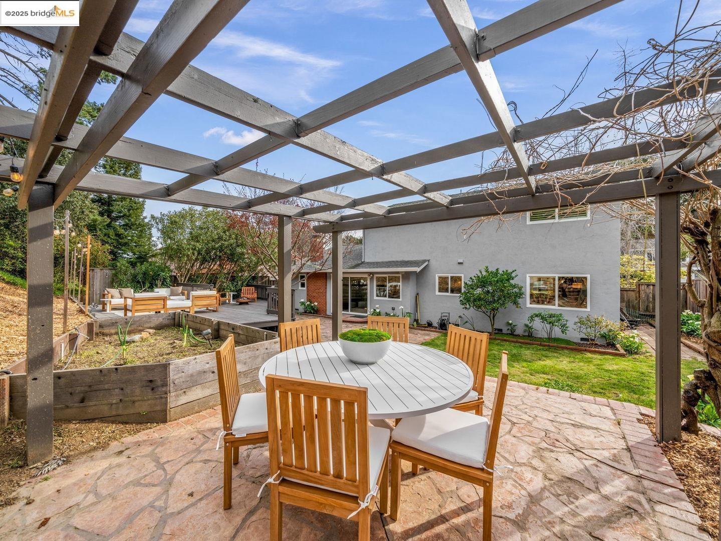 7796 Surrey LN, Oakland, California 94605, 4 Bedrooms Bedrooms, 7 Rooms Rooms,2 BathroomsBathrooms,Residential,For Sale,7796 Surrey LN,41091750